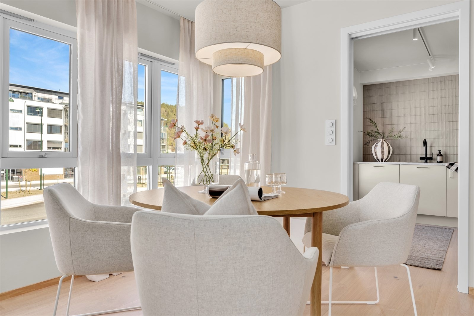 I Sentrumsveien 15 bor midt på Tangvall med et rikt utvalg av butikker, cafeer, legekontor og andre nødvendigheter i hverdagen. Galleribilde