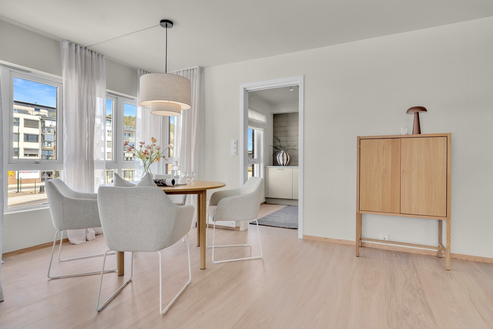 Kjøkkenet har praktisk skyvedør mot spisestuen. Galleribilde