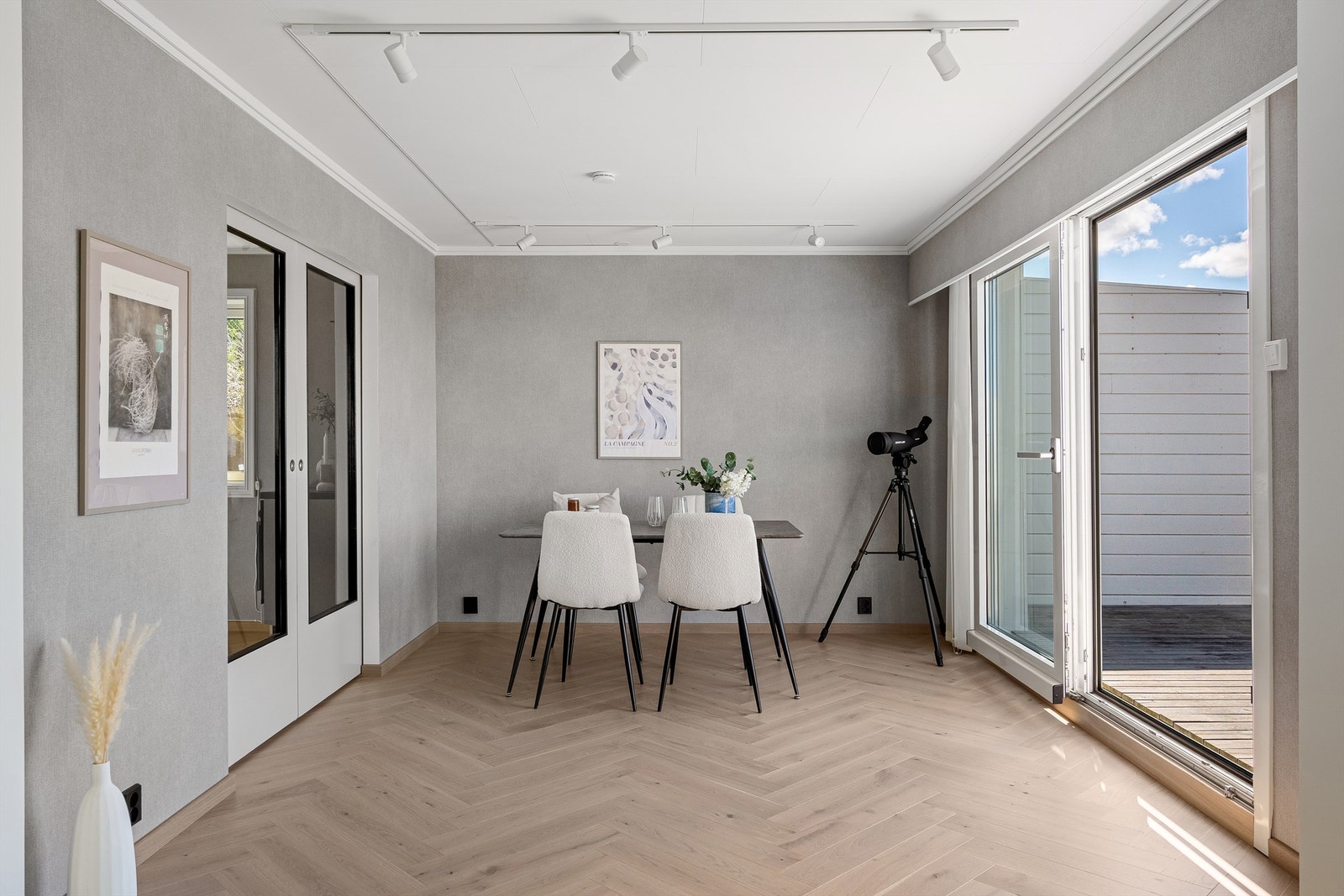 Det er praktiske skyvedører med glassfelt mellom kjøkken og stue Galleribilde