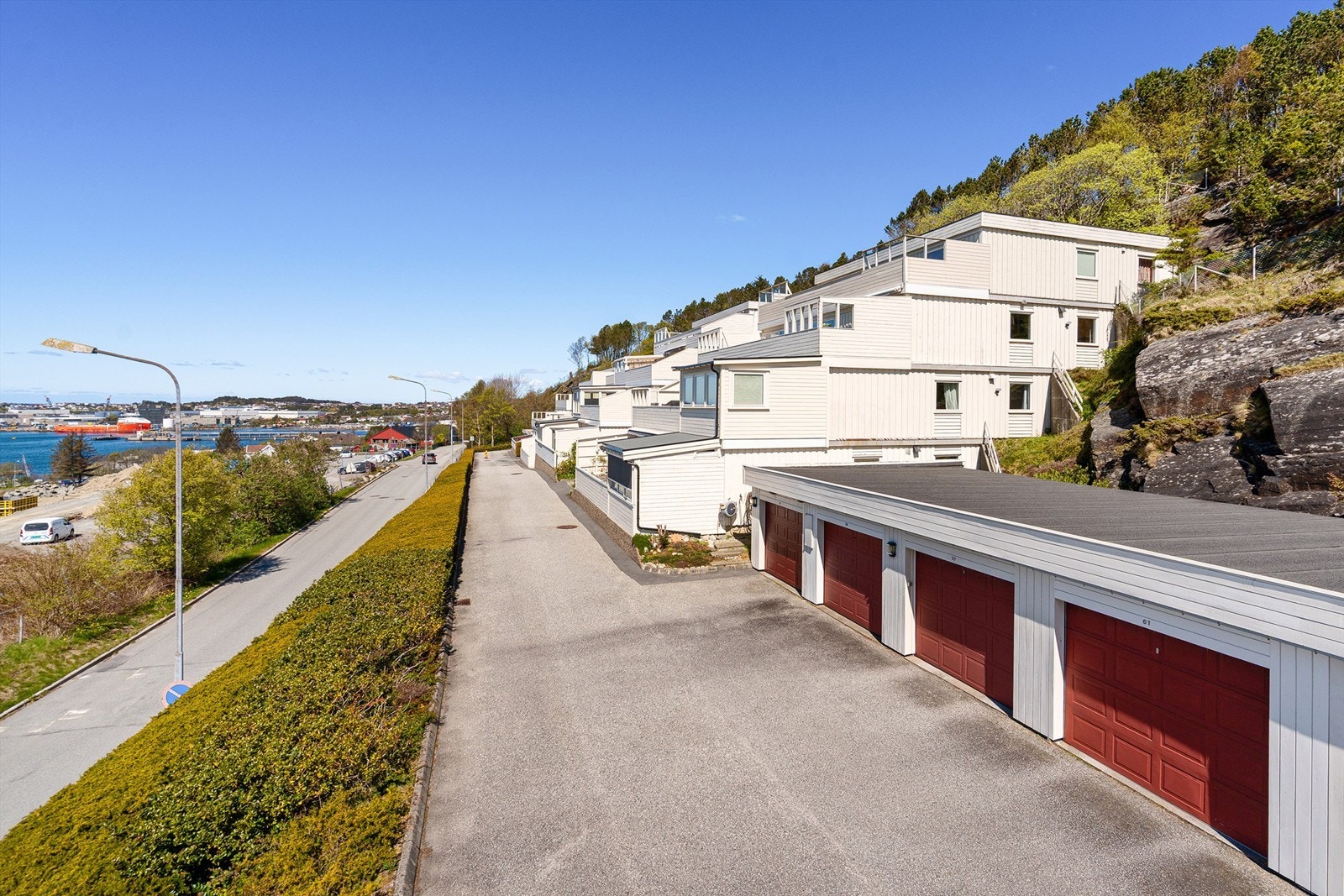 Garasjen ligger like ved boligen. Galleribilde