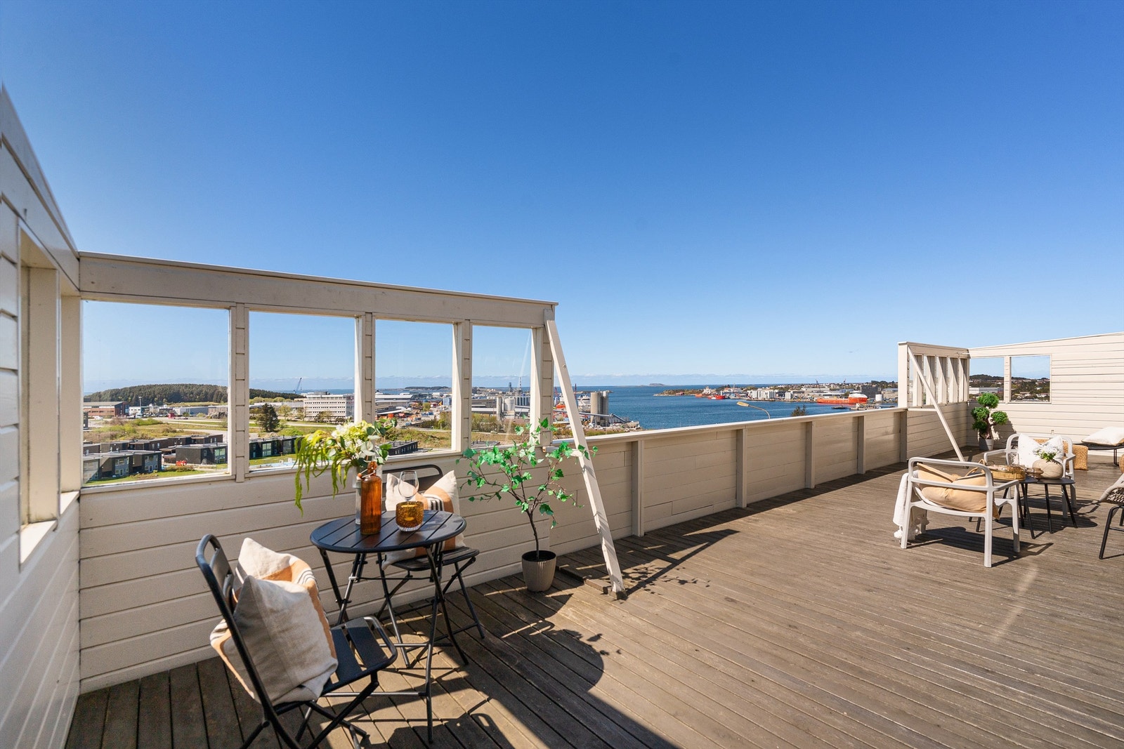 På den herlige terrassen har du solen fra ca 11.00 til den går ned i havet Galleribilde
