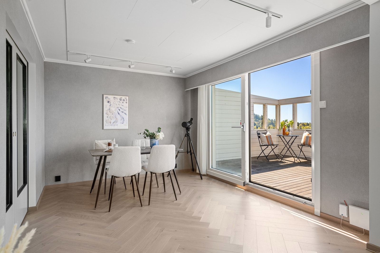 Via skyvedør er det direkte utgang til en solrik terrasse på hele 42 m2. Galleribilde