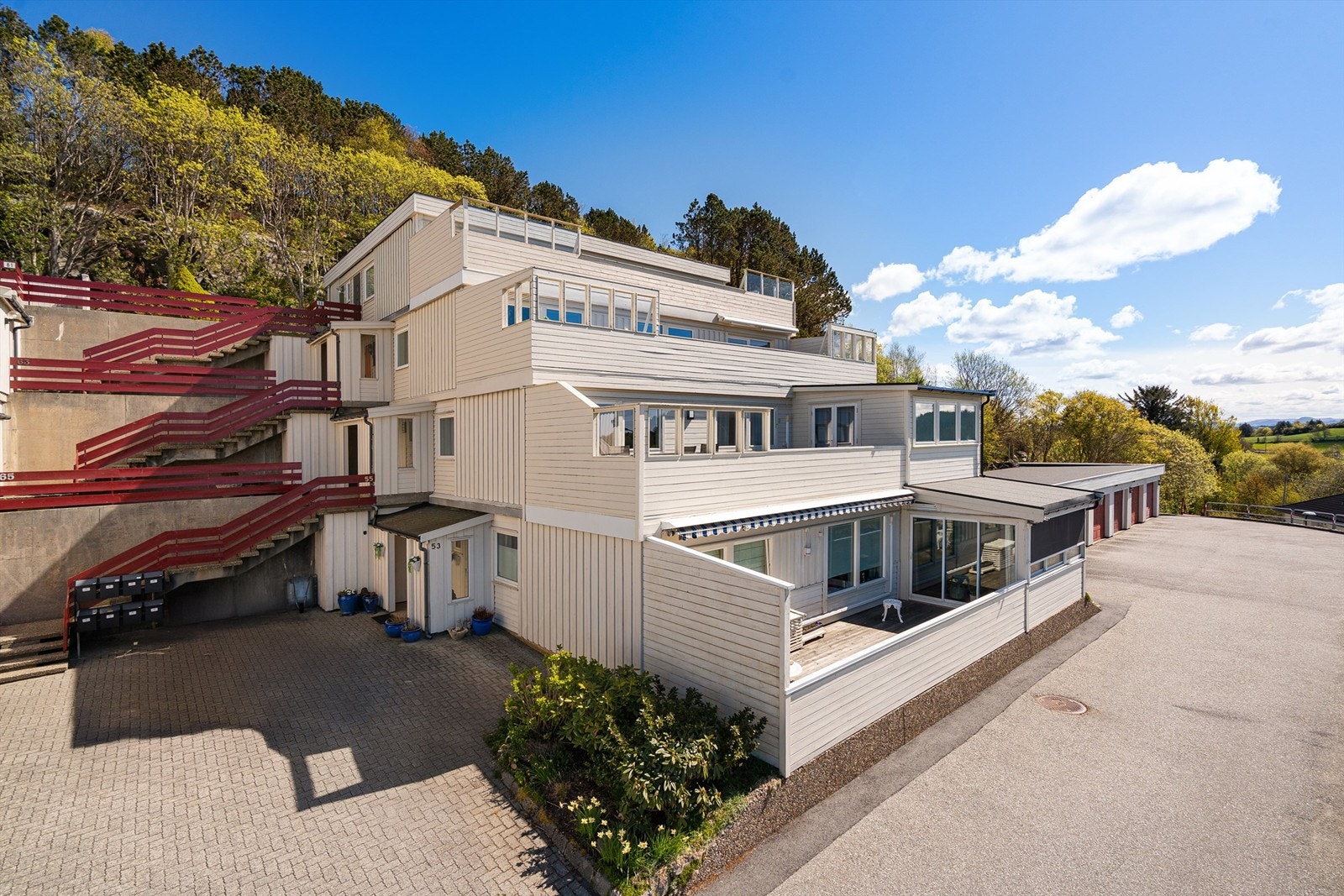 Boligen er pent plassert i grønne og rolige omgivelser Galleribilde