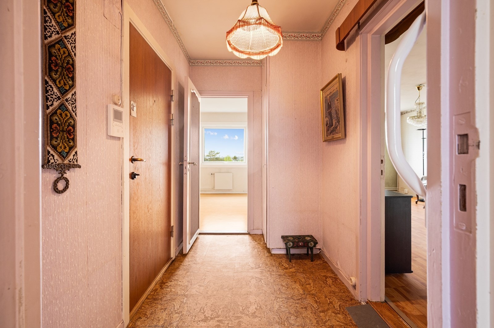 Velkommen inn! Man ønskes velkommen inn av en lys entré. Galleribilde