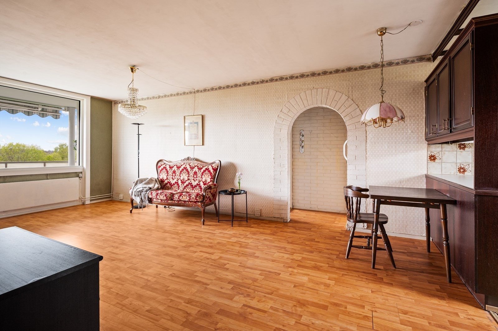 Stuen er romslig og har plass til både sofagruppe og spisebord. De store vindusflatene gir en god romfølelse og rikelig med naturlig lys. Galleribilde
