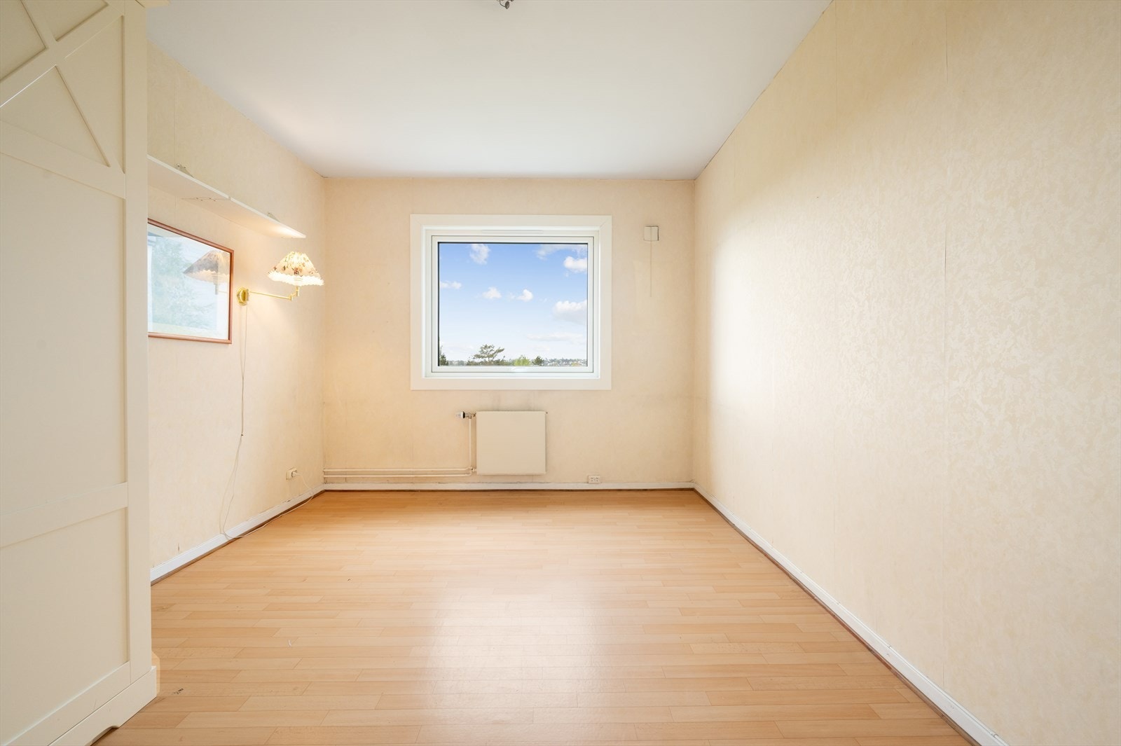 Soverom 3 er også romslig med plassbygd garderobe. Galleribilde