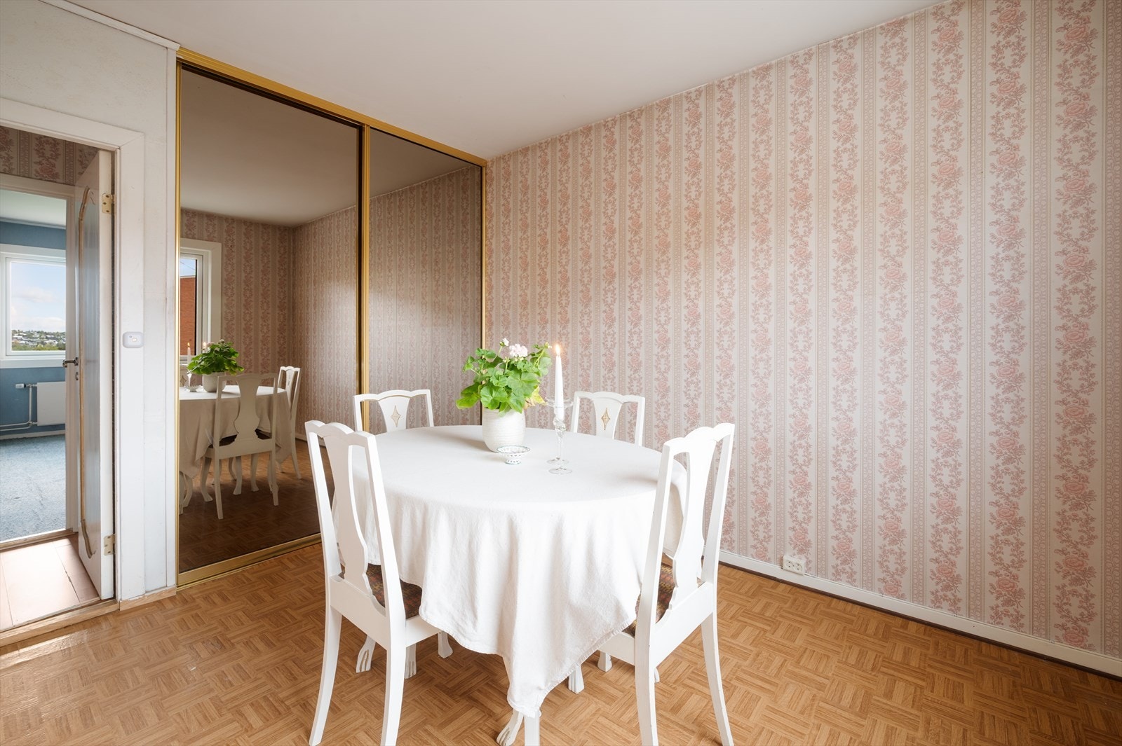 God plass til stor skyvedørsgarderobe. Galleribilde