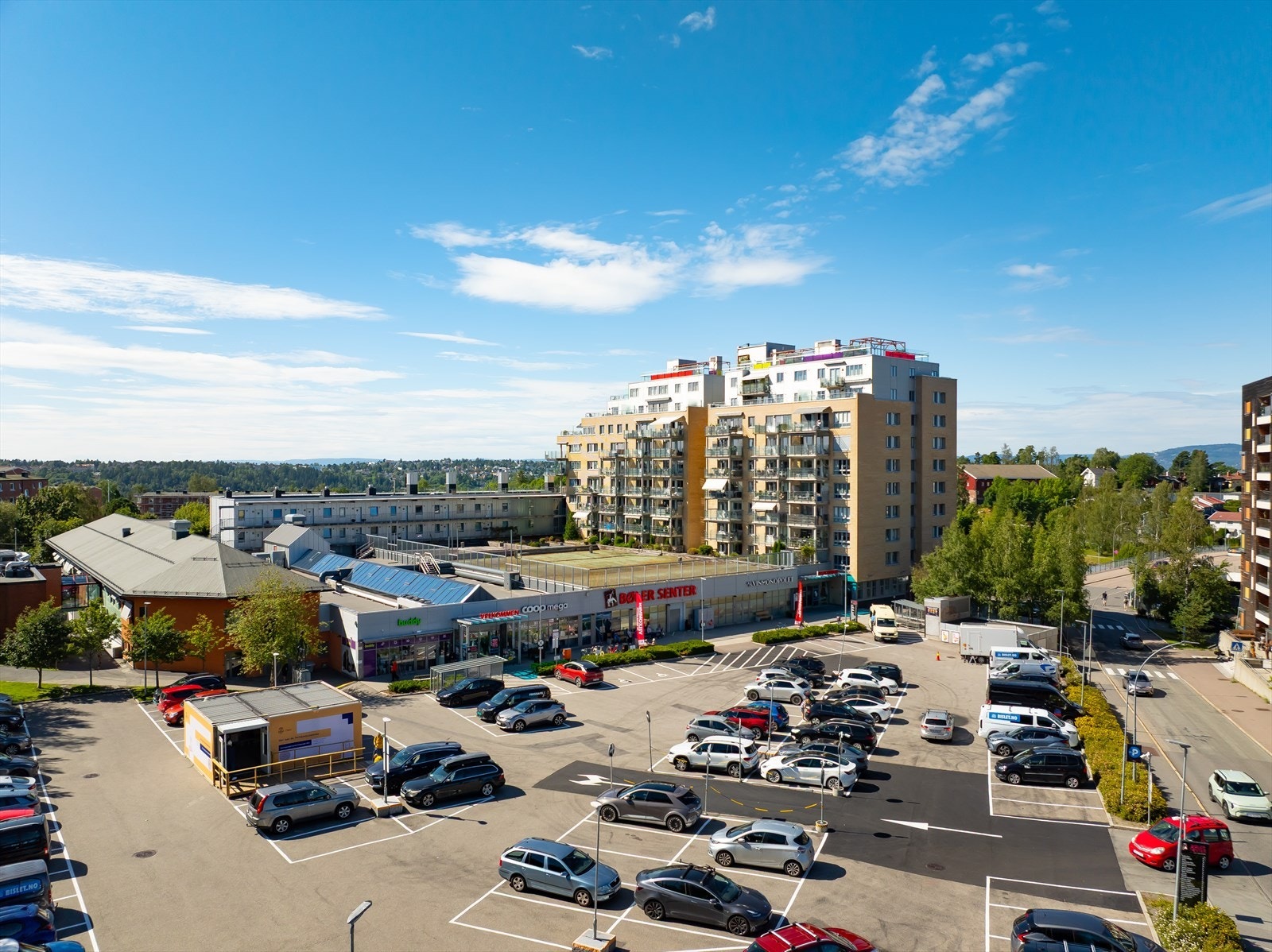Bøler Senter med et godt utvalg butikker og servicetilbud ligger kun få minutters gange unna. Galleribilde
