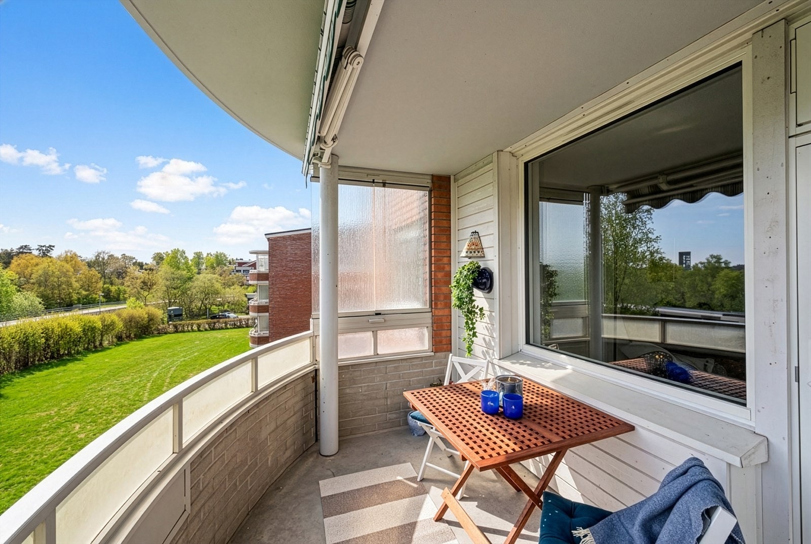 Meget solrik vestvendt balkong på 8 m². Her er det god plass til å innrede med utemøbler og planter. Galleribilde