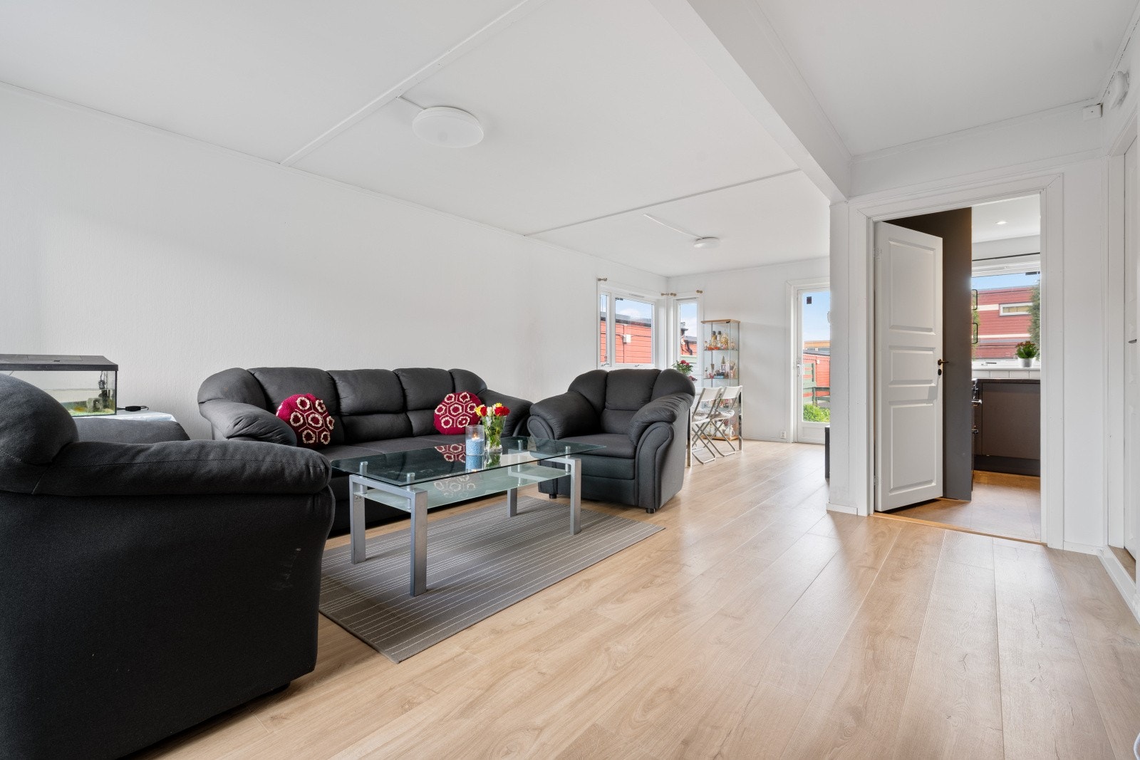 Stuen er gjennomgående og har en åpen følelse med forbindelse til både kjøkken og spisestue. Galleribilde