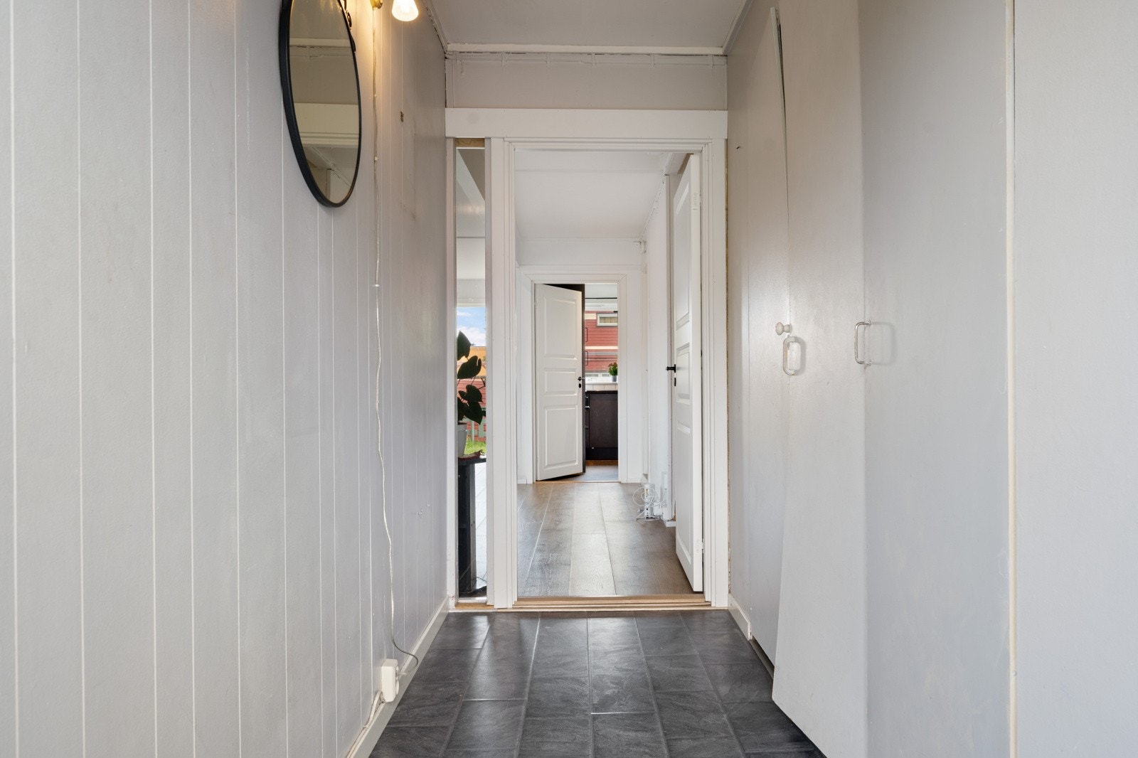 Entré/gang med plass til sko og yttertøy. Det er godt med oppbevaring bak skapene i gangen. Galleribilde