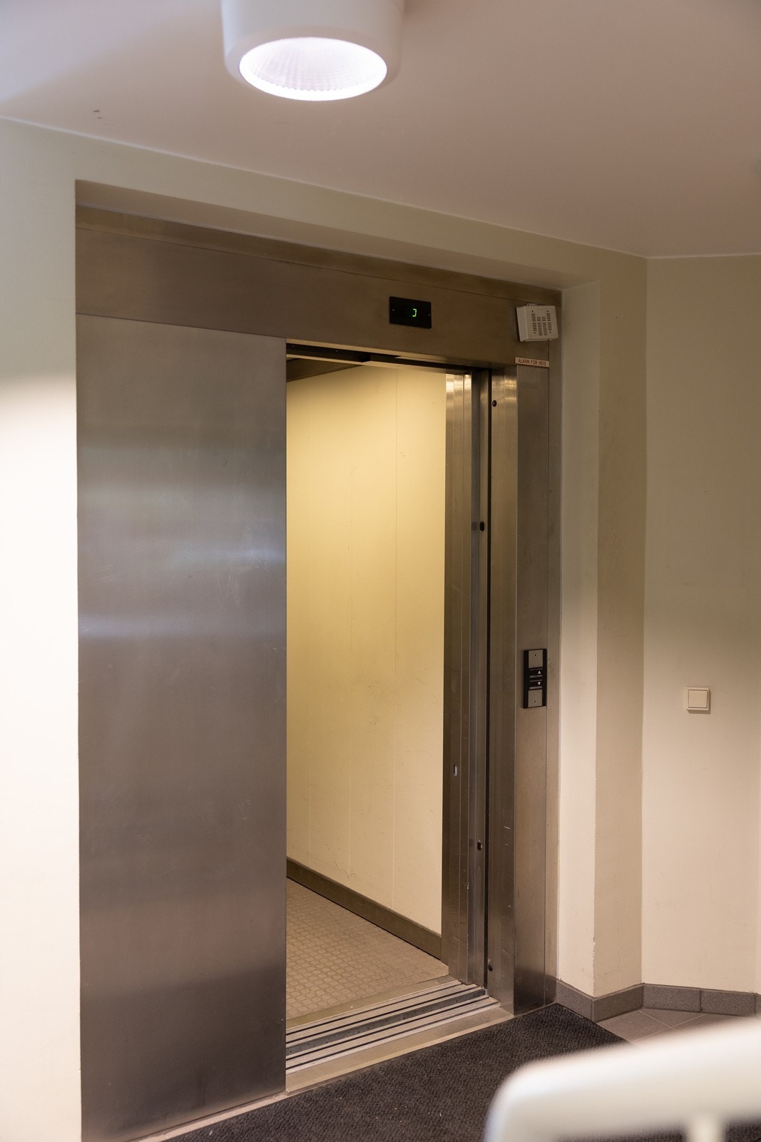 Heis, som tar deg opp fra inngangsplan og ned til garasjen (og bod) Galleribilde
