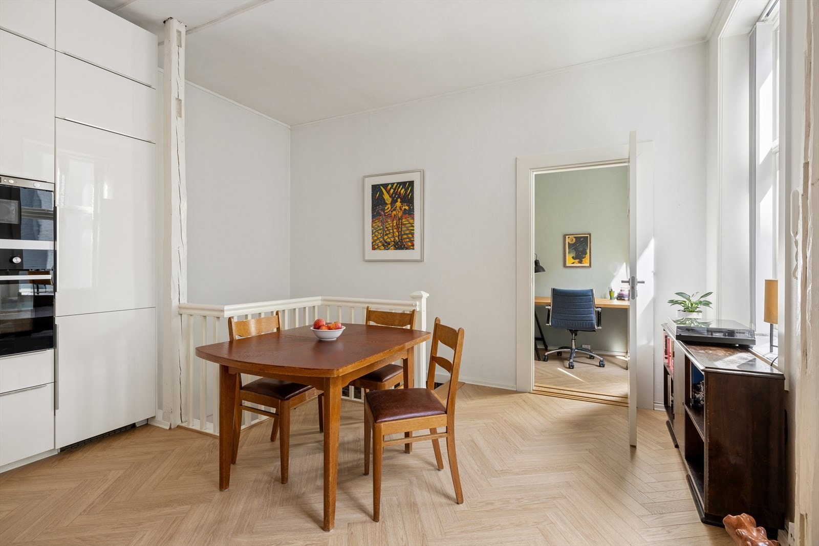 Det er lagt pen fiskebens-laminat i boligen. Galleribilde