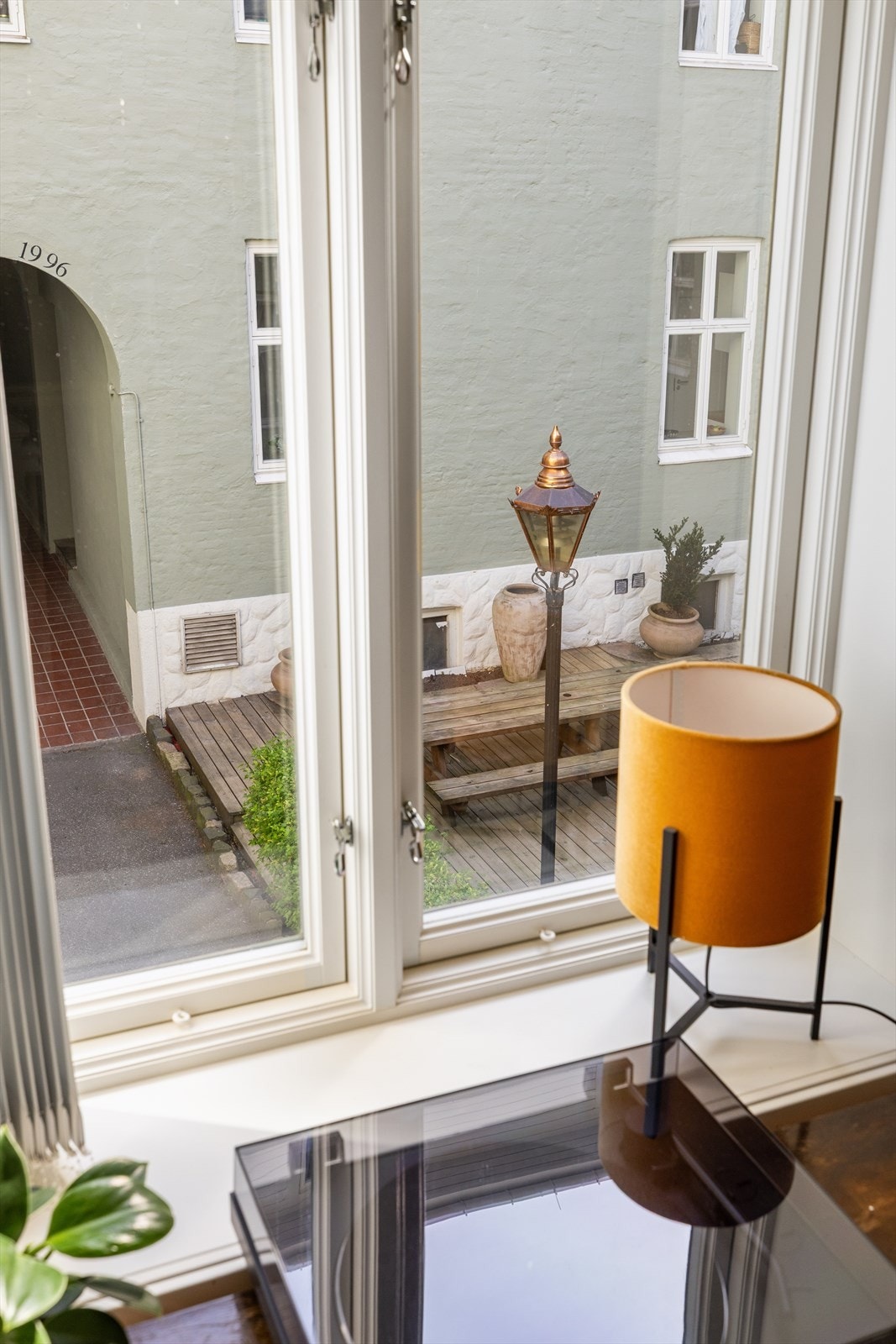 Boligen har vinduer ut mot rolig bakgård. Galleribilde