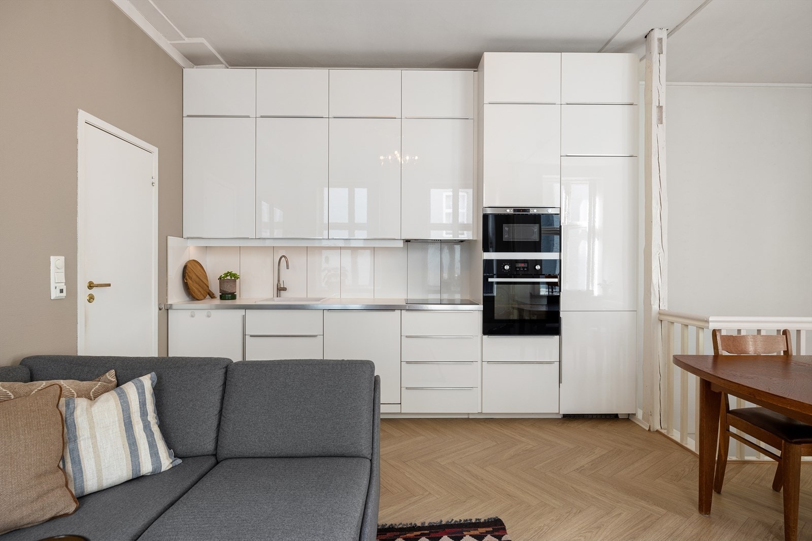 Moderne kjøkkeninnredning fra 2015 med glatte fronter og laminat benkeplate. Galleribilde