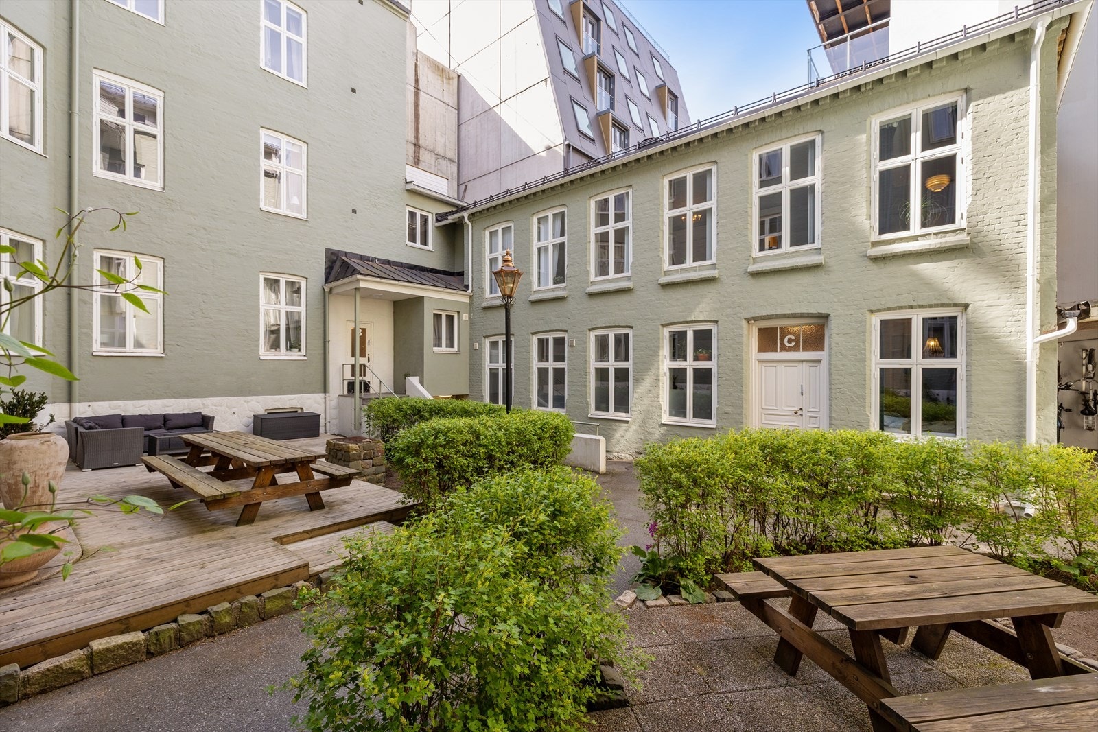 Felles bakgård. Galleribilde