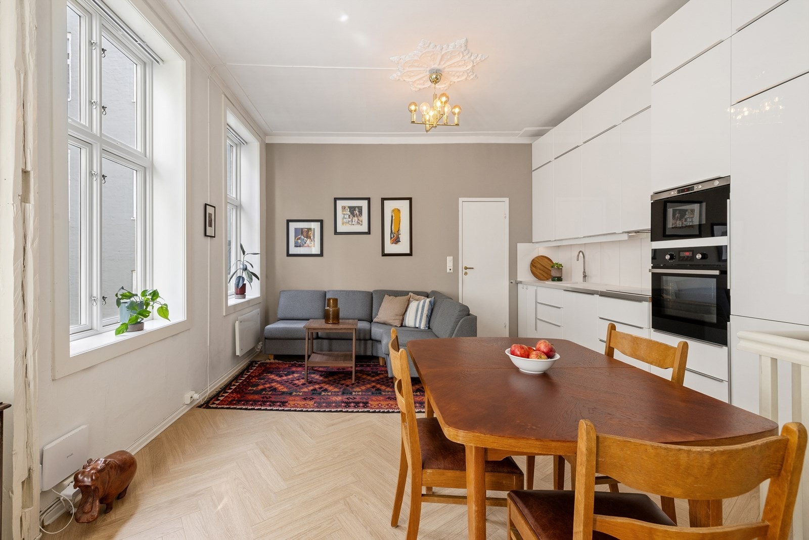 Det er god plass for spisegruppe og sofagruppe i stue/kjøkken. Galleribilde
