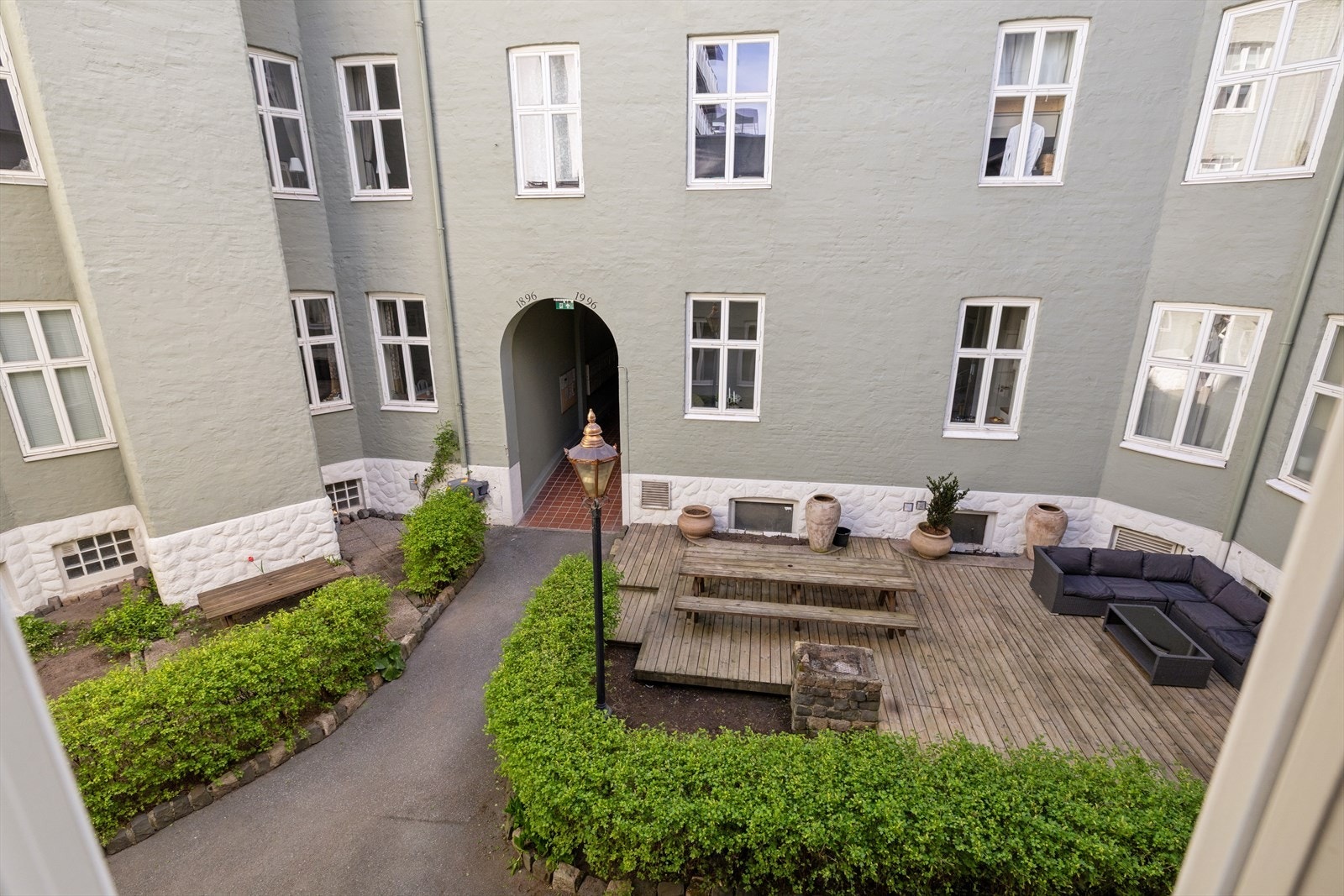 Borettslaget disponerer en bakgård som er opparbeidet med asfalterte internveier, platting med sittegrupper, grill og beplantning. Galleribilde