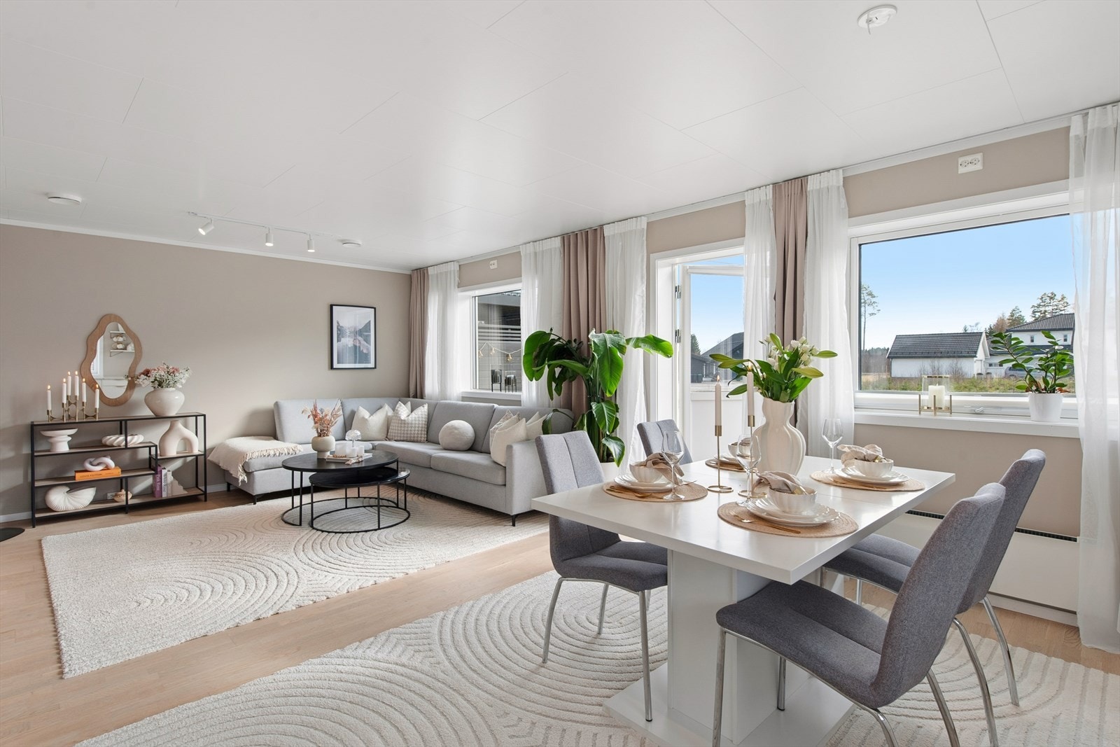 Fra spiseplassen mot stuen. Et hyggelig rom med god plass til gjester som man fint kan føre en samtale med mens maten lages Galleribilde