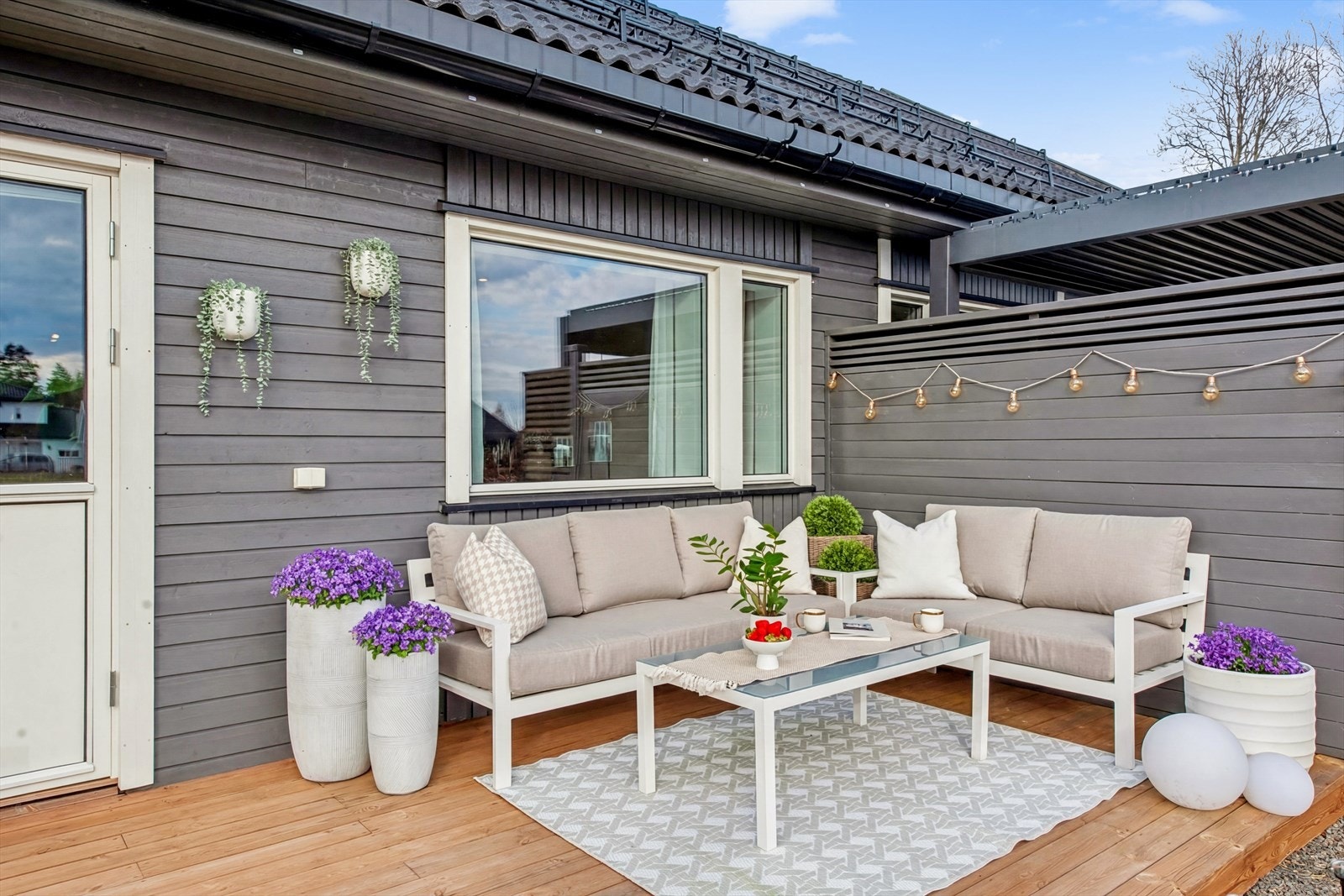 Sittegruppen på terrassen i dagslys Galleribilde