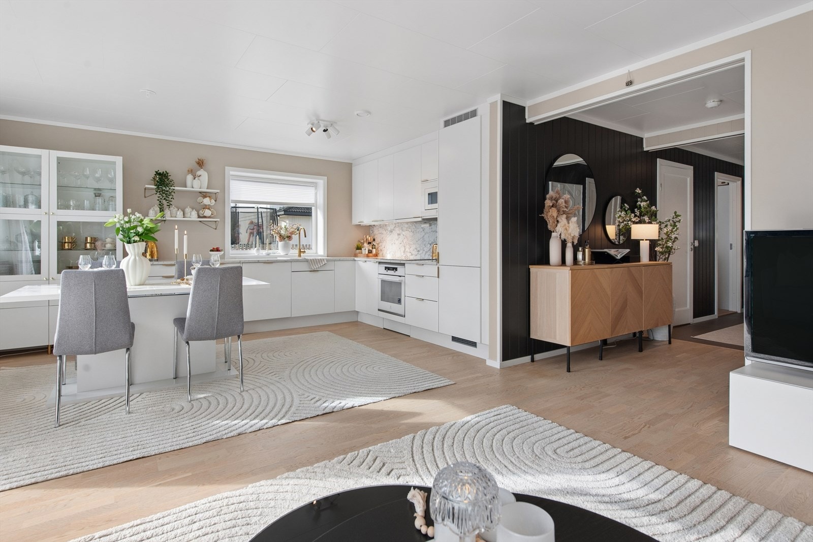 Kjøkkenet har fått ekstra innredning av selger, og det er godt med skap- og benkplass i innredningen Galleribilde