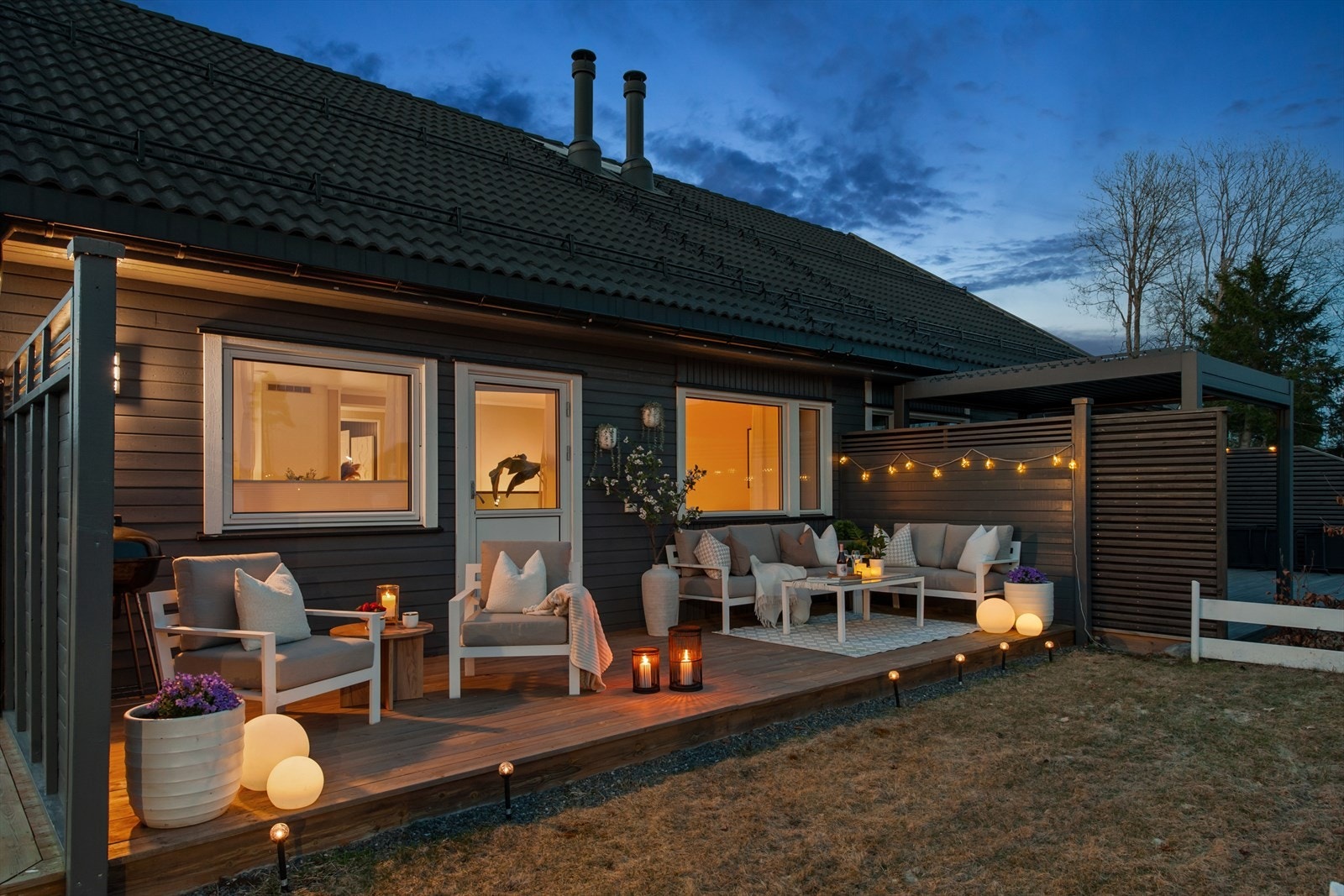 Boligen har en deilig terrasse utenfor stue/kjøkken. God plass til familie og venner Galleribilde