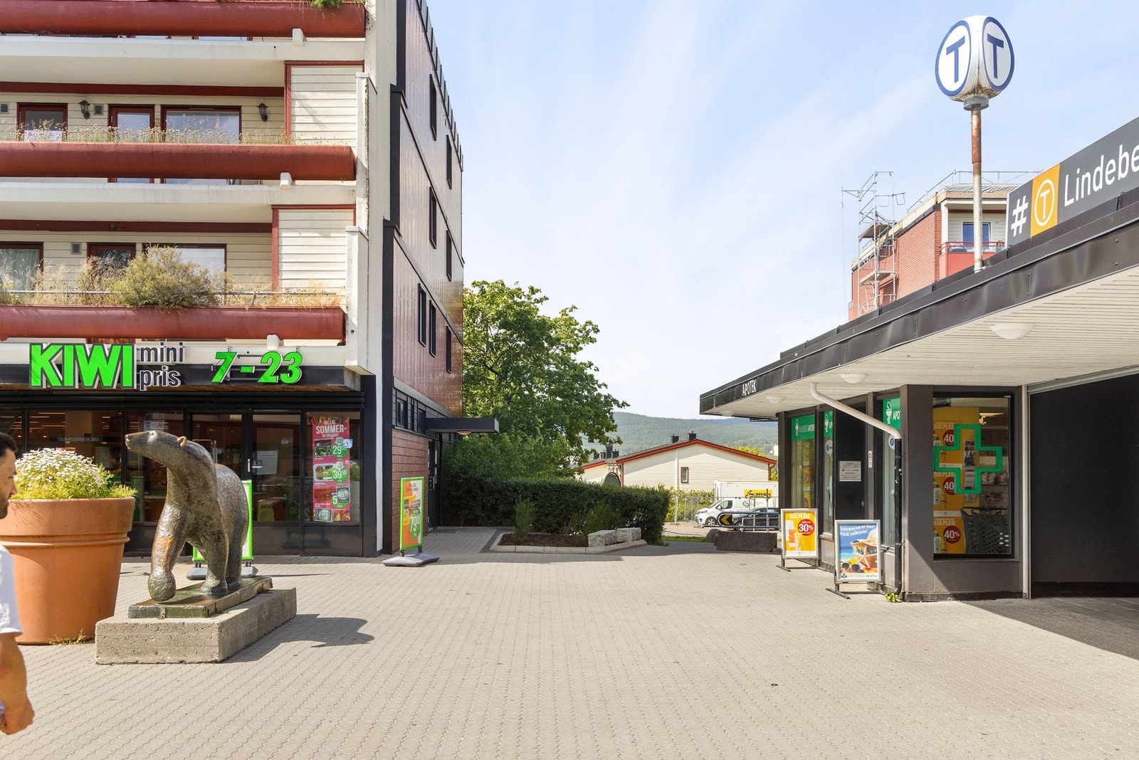 Fra leiligheten er det kun 2-3 minutters gange til Trosterud T-banestasjon og ca. 15 minutter til Lindeberg T-bane. Galleribilde