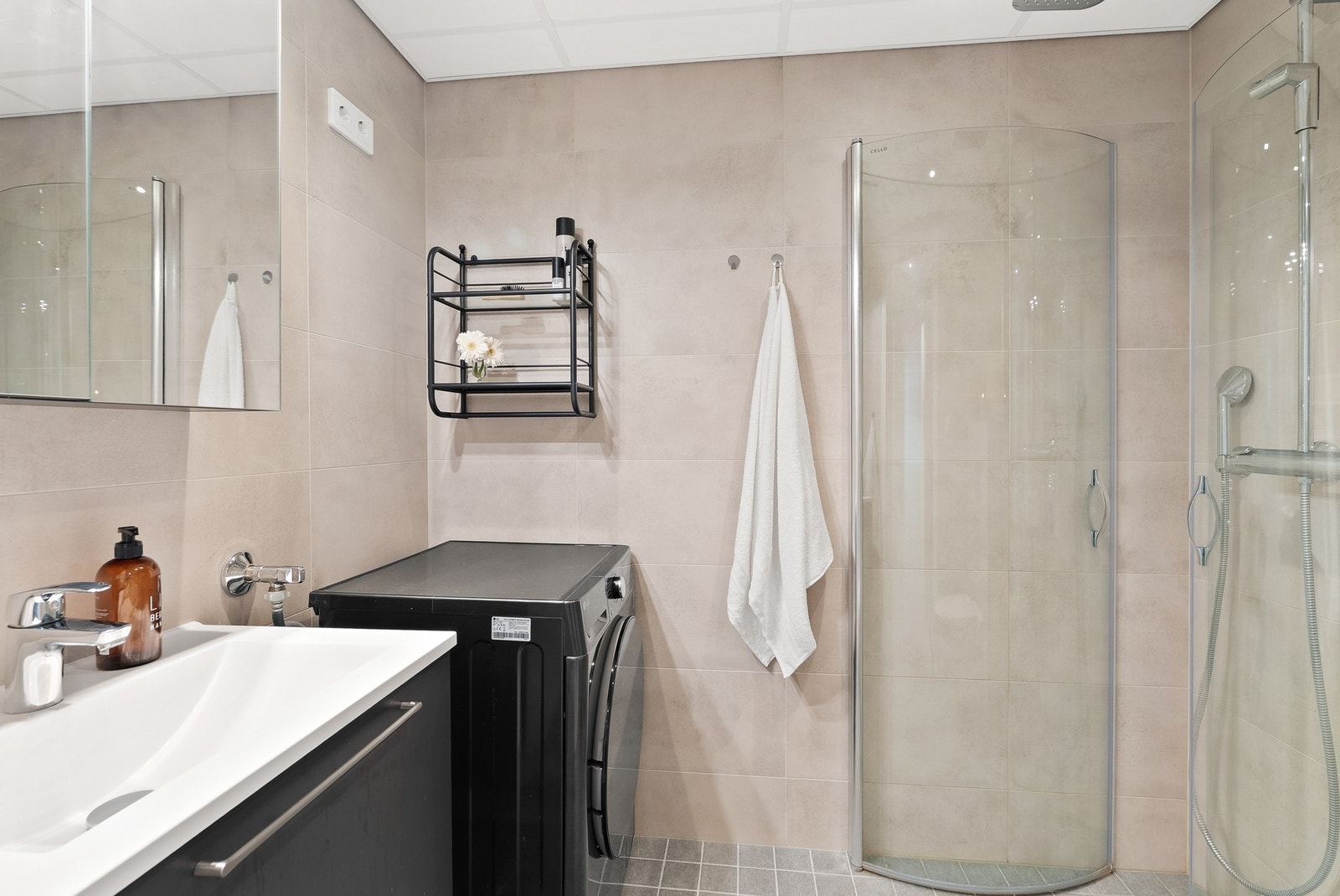Badet er fra 2023, med flislagte overflater og elektriske varmekabler i gulvet. Galleribilde