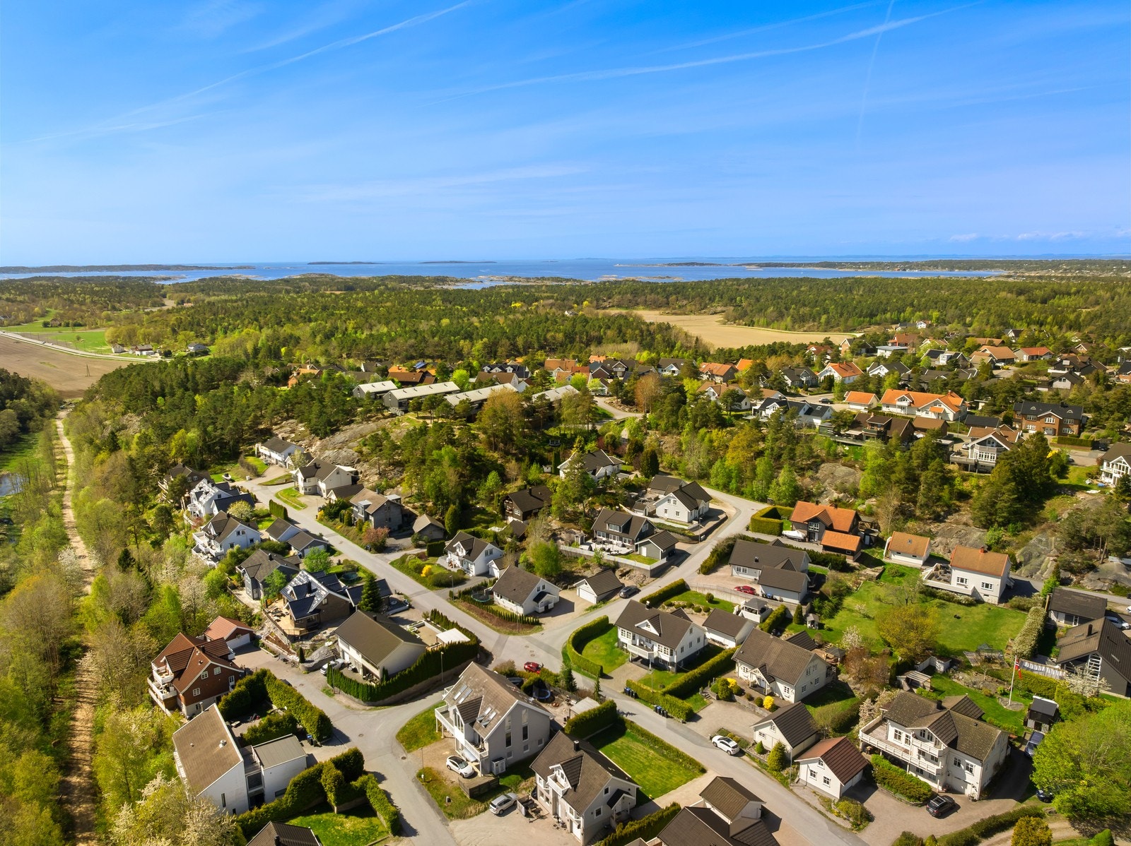 Buskogen på Kråkerøy gir en unik kombinasjon av landlig ro og nærhet til sjøen. Galleribilde