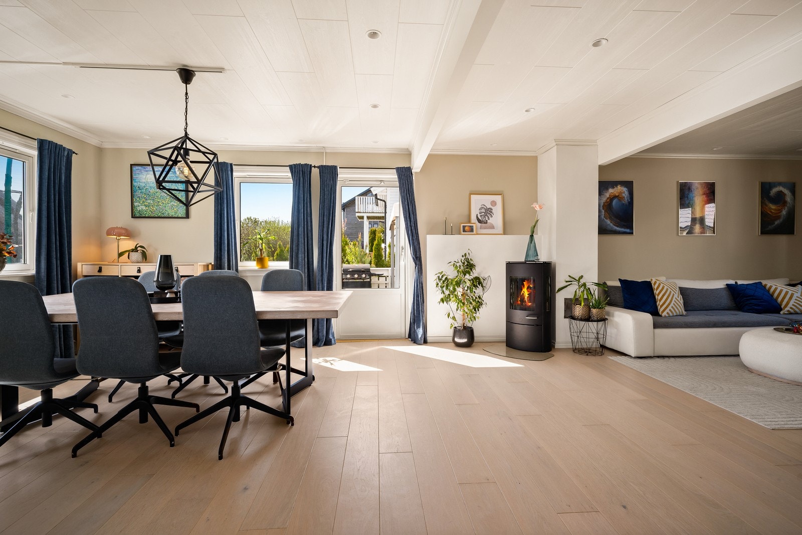 Stuen har god plass til både spisebord og sofagruppe. En vedovn gir ekstra varme på kalde dager. Galleribilde