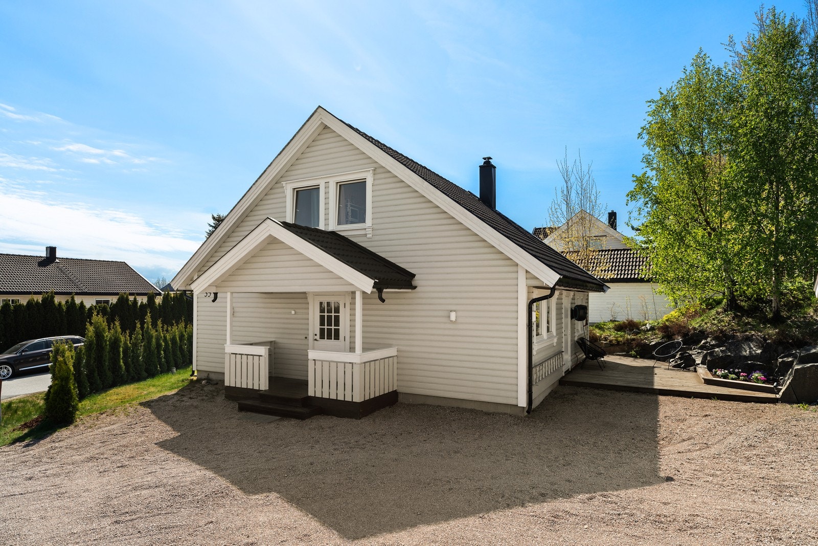 Gruslagt innkjørsel og gårdsplass med god plass til parkering. Galleribilde