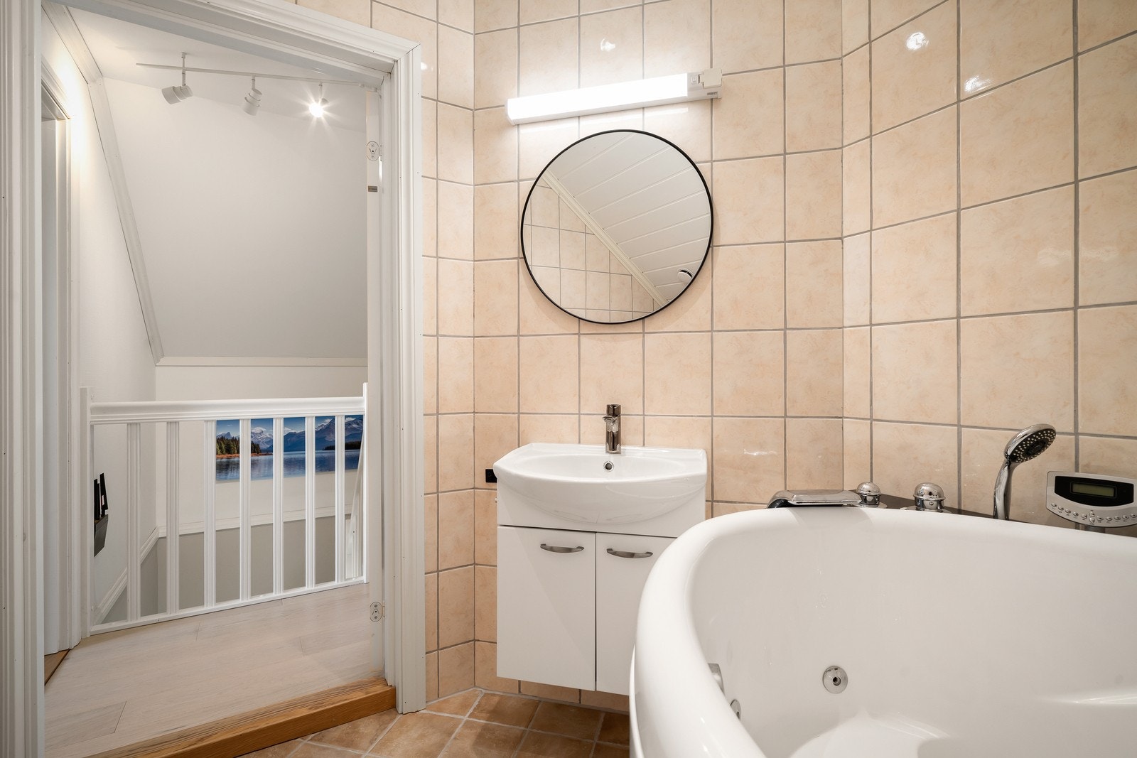 Badet er praktisk plassert i tilknytning til soverommene i andre etasje. Galleribilde