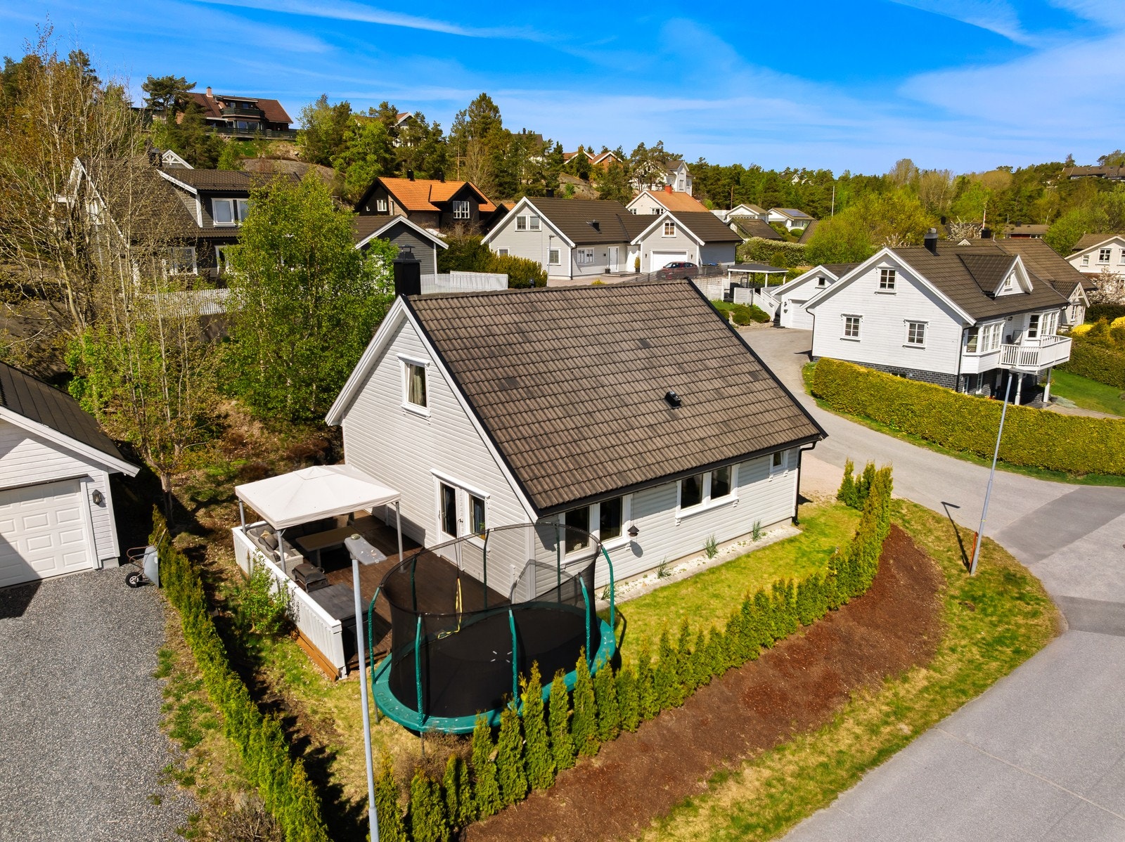 Enebolig med kjøkken fornyet i 2022 og vannbåren gulvvarme i hele første etasje. Galleribilde