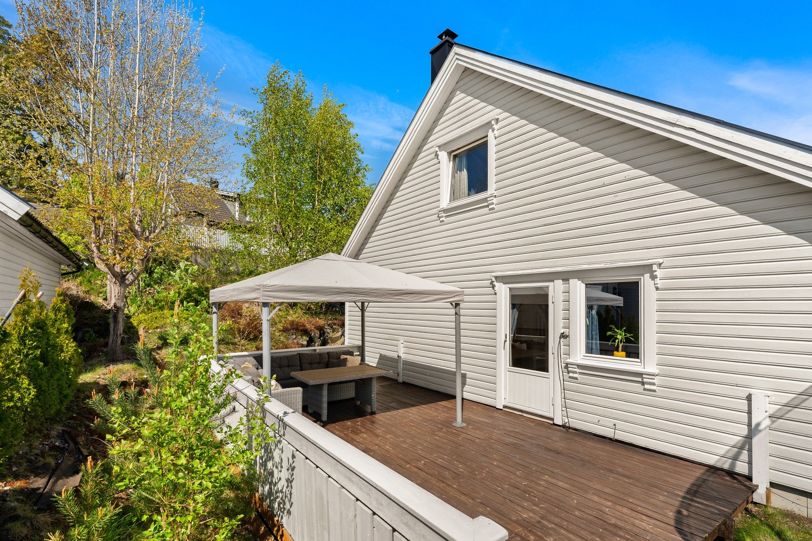 Uteplassen er godt skjermet og har direkte tilknytning til stuen. Galleribilde