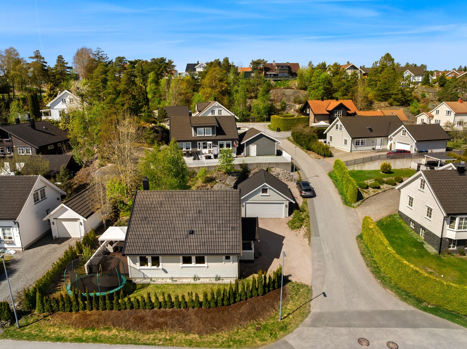 Boligen ligger i et familievennlig område med trygge og rolige gater. Galleribilde