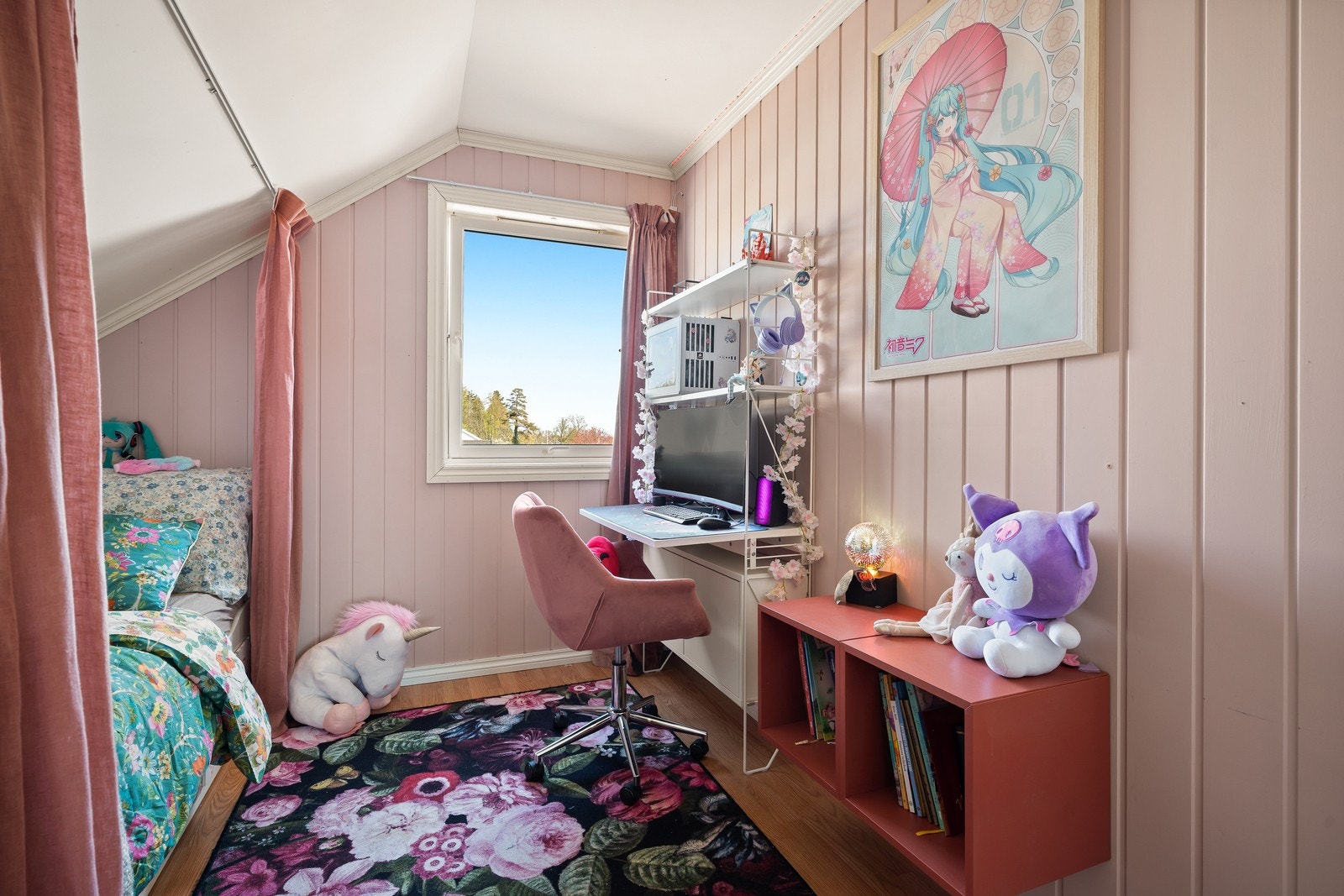 Rommet har malte panelplater på veggene og laminat på gulvet. Galleribilde