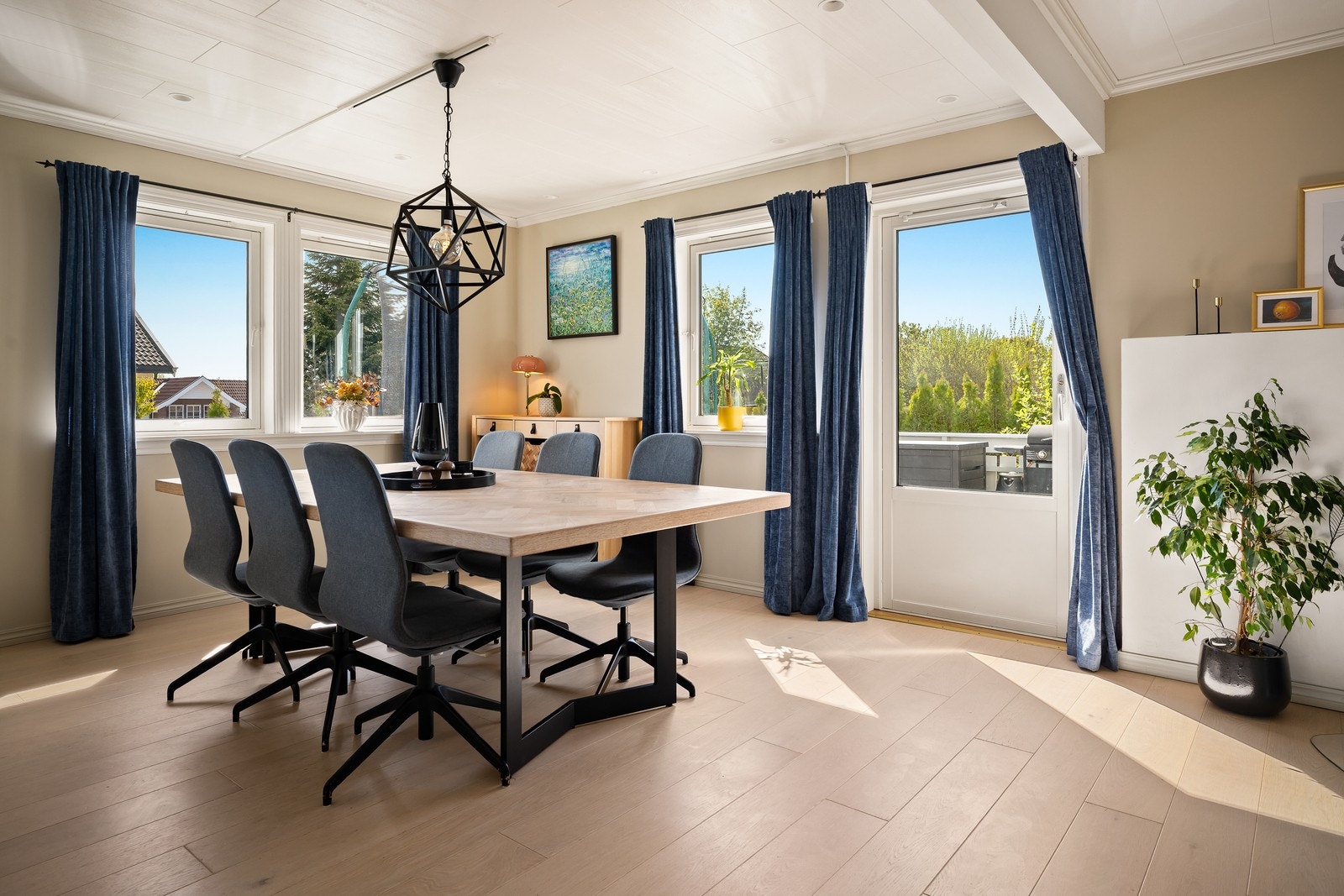 Fra stuen er det utgang til en stor terrasse på 41 m². Galleribilde