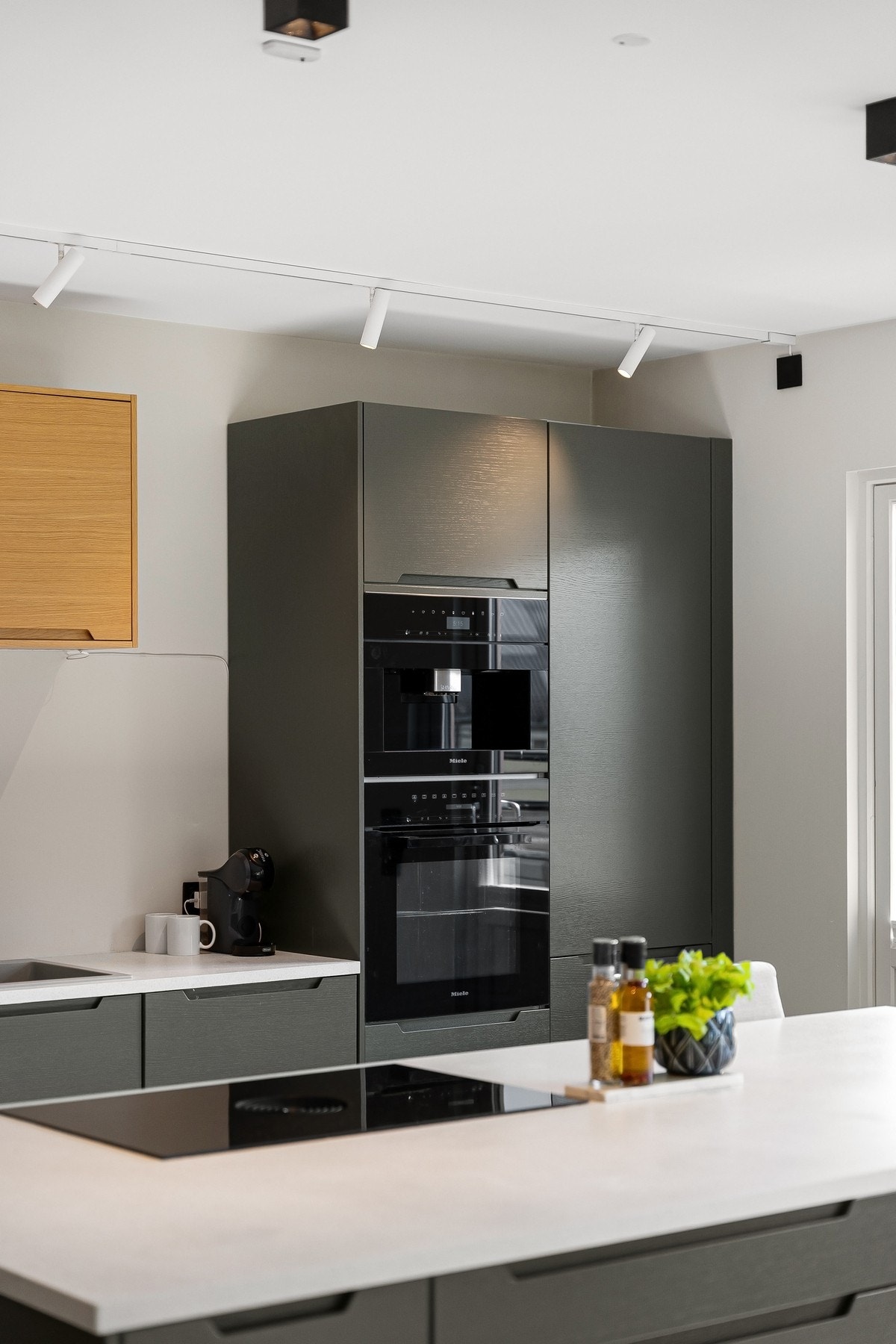 Videre har kjøkkenet Bora platetopp med integrert ventilasjon og Quooker blandebatteri med kokende, kjølig og filtrert vann. Galleribilde