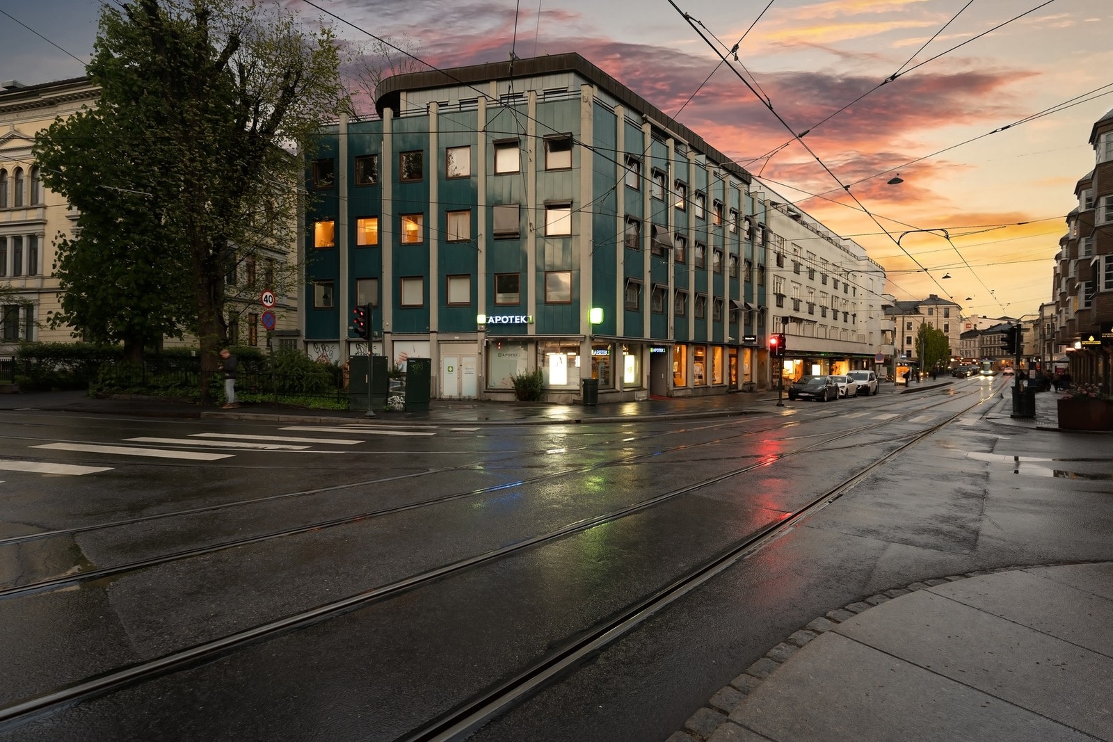 Suveren beliggenhet med kort vei til alt. Baker Hansen i 1. etasje og trikk rett på utsiden av døren. Galleribilde