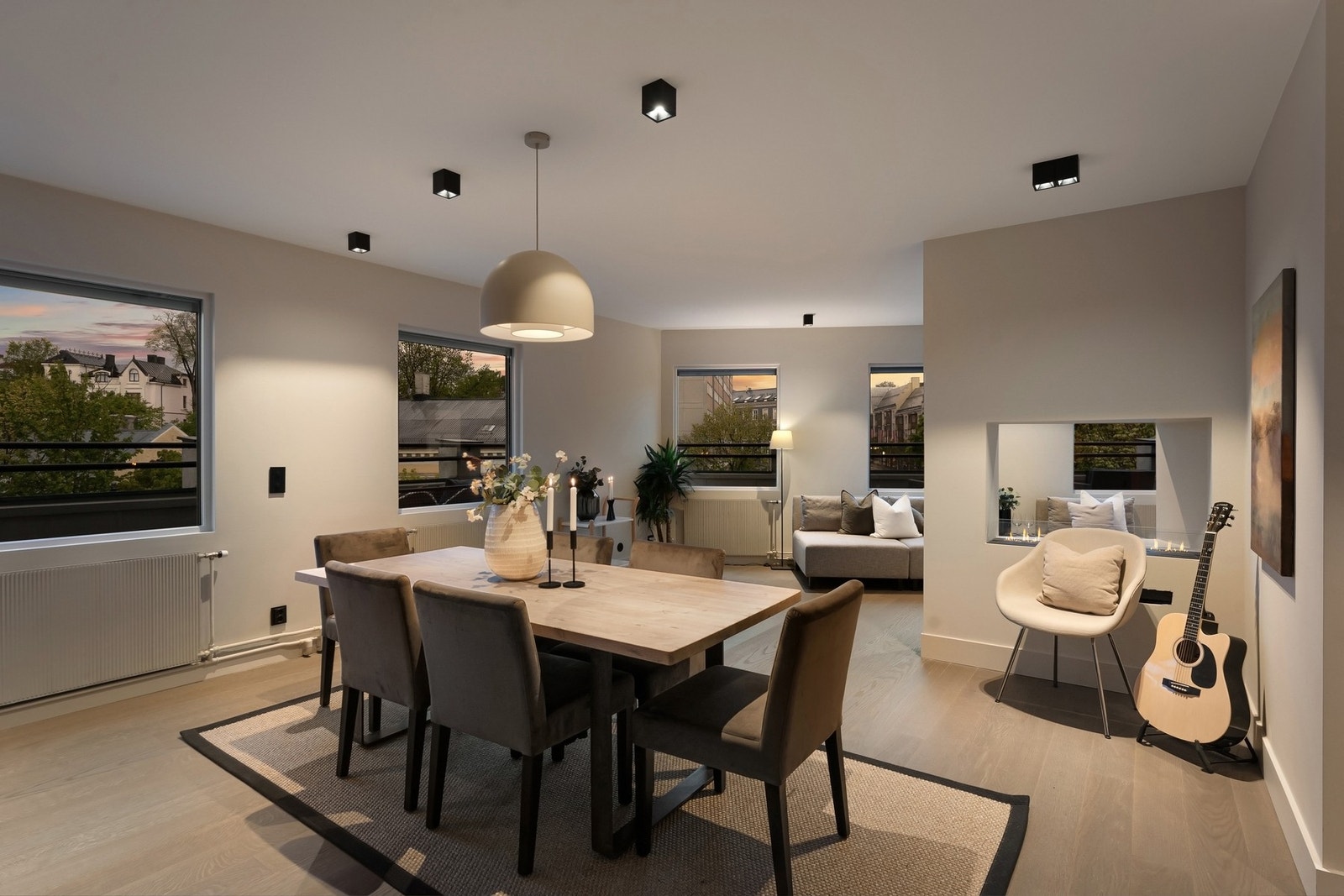 En påkostet og svært innholdsrik penthouse hjørneleilighet med privat wrap-around terrasse, gode solforhold og attraktiv beliggenhet på Majorstuen. Galleribilde