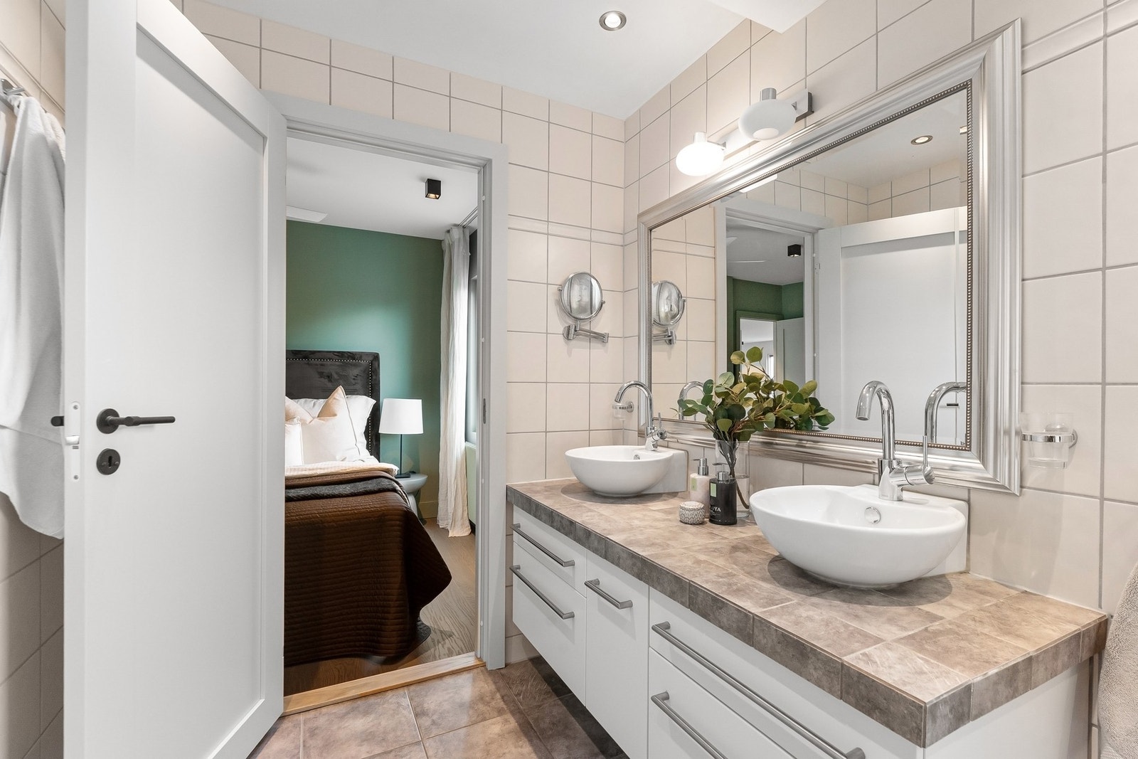 Badet er innredet med dobbel servant med underskap, speil, dusj og vegghengt toalett. Galleribilde