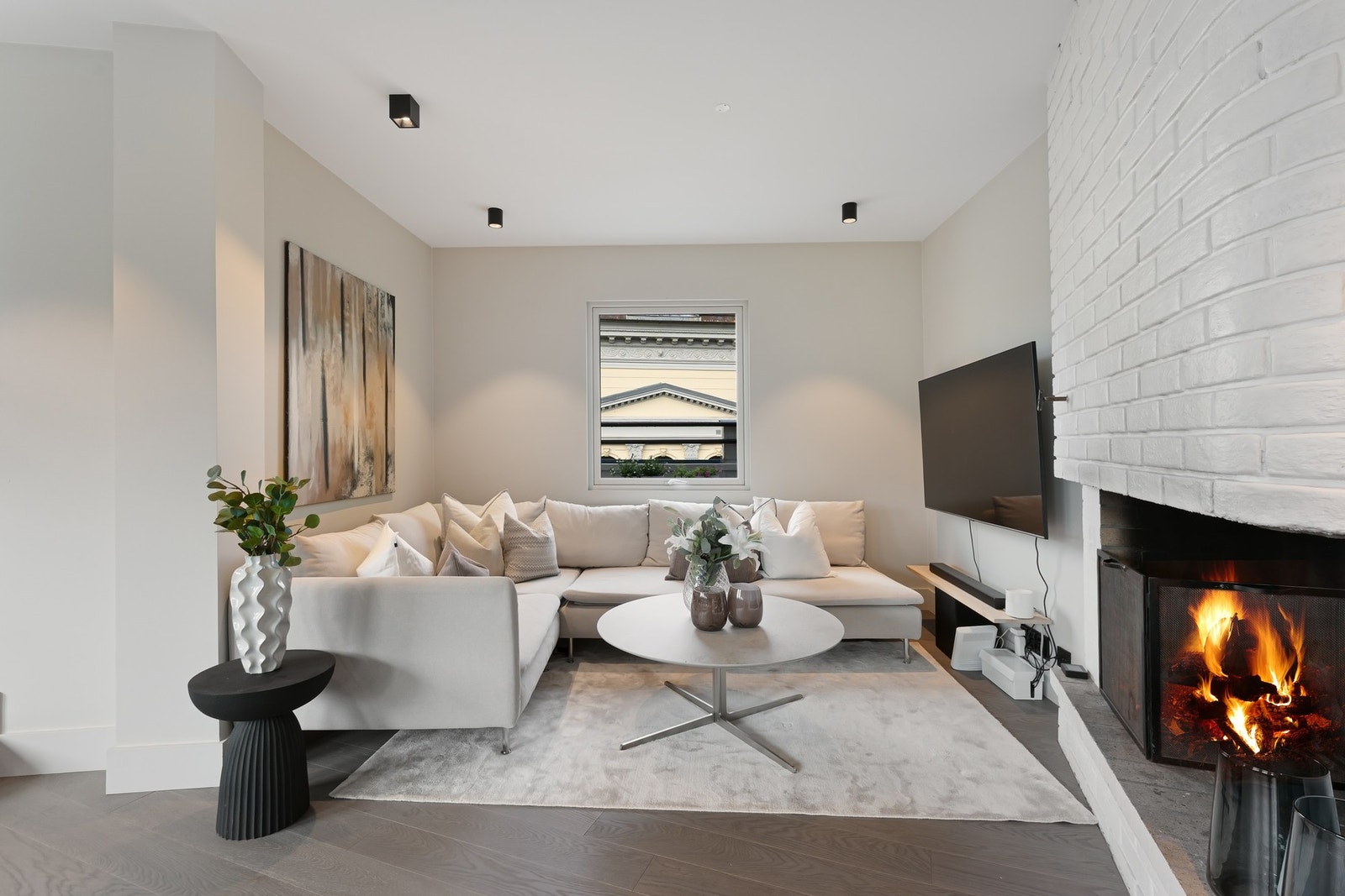 Stuen har god plass til både sofagruppe, bord og -benk. Galleribilde