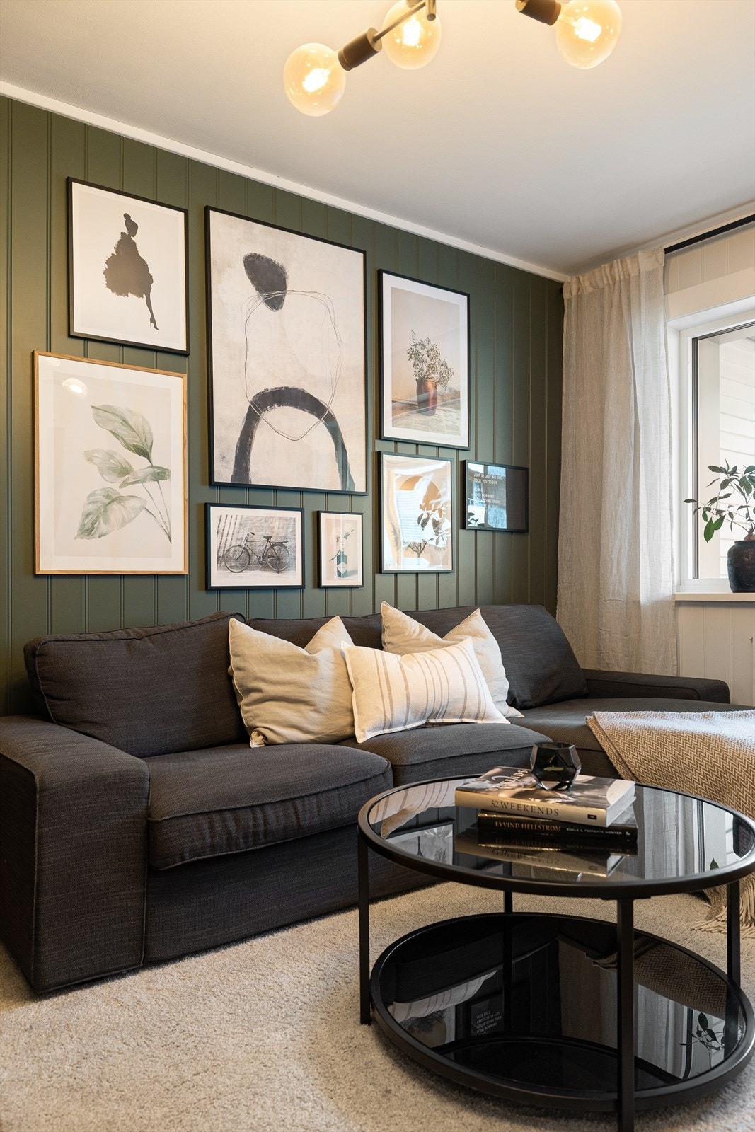 Stuen er lys og luftig med store vindusflater som gir rikelig med naturlig lysinnslipp. Galleribilde