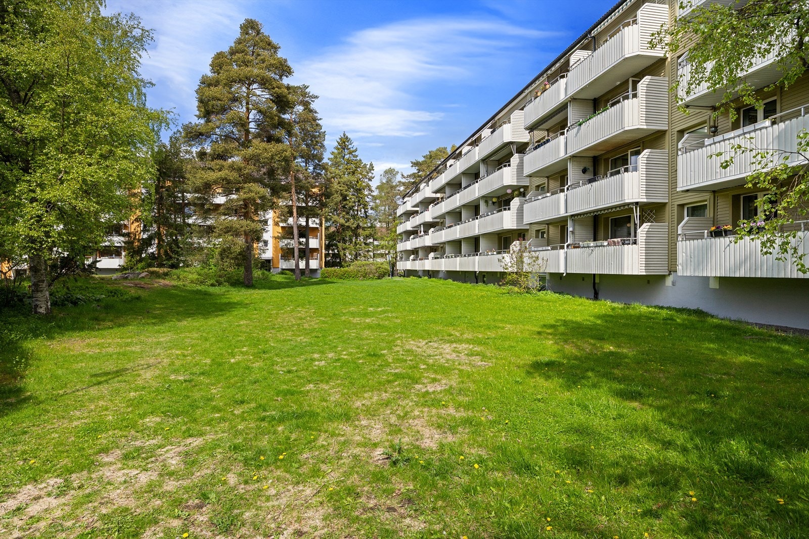 Her bor du i et tilbaketrukket boligområde på Oppsal med hyggelige fellesarealer rett utenfor. Galleribilde