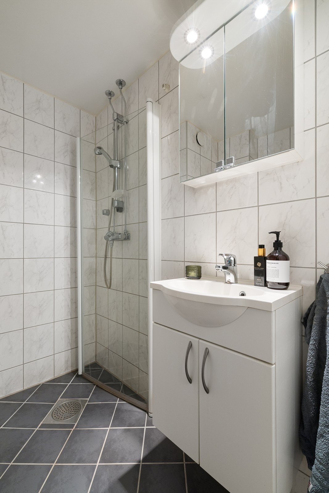 Tidløst bad med flislagte overflater og gulvvarme. Badet ble pusset opp i 2009 i regi av borettslaget. Galleribilde