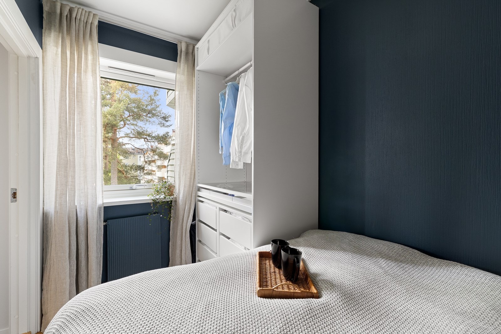 Rommet har et stort vindu som sikrer godt med lys og luft. Det er adkomst til soverommet fra kjøkkenet. Galleribilde