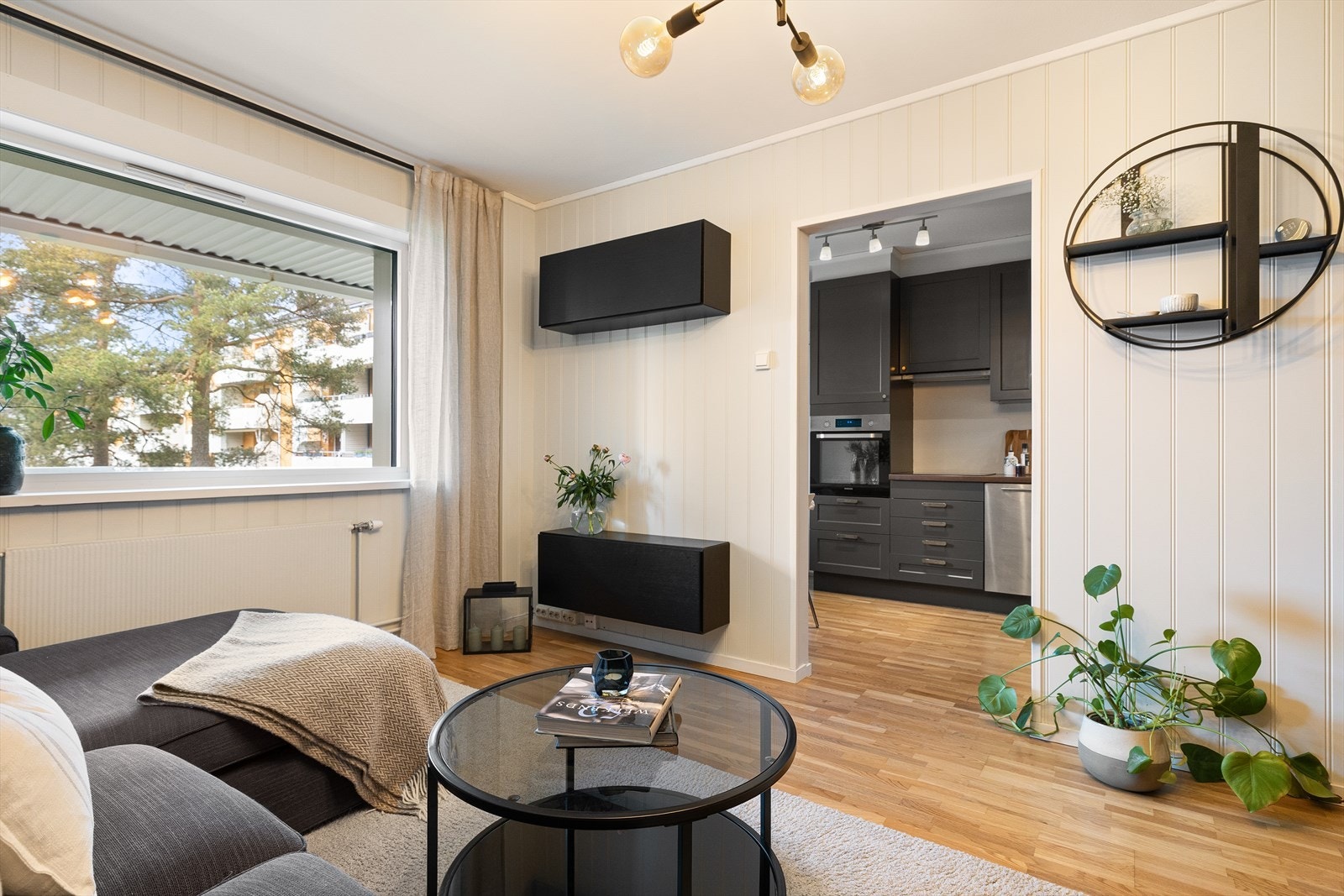 Det er god plass til både sofagruppe med tilhørende stuemøblement og spisebord. Galleribilde