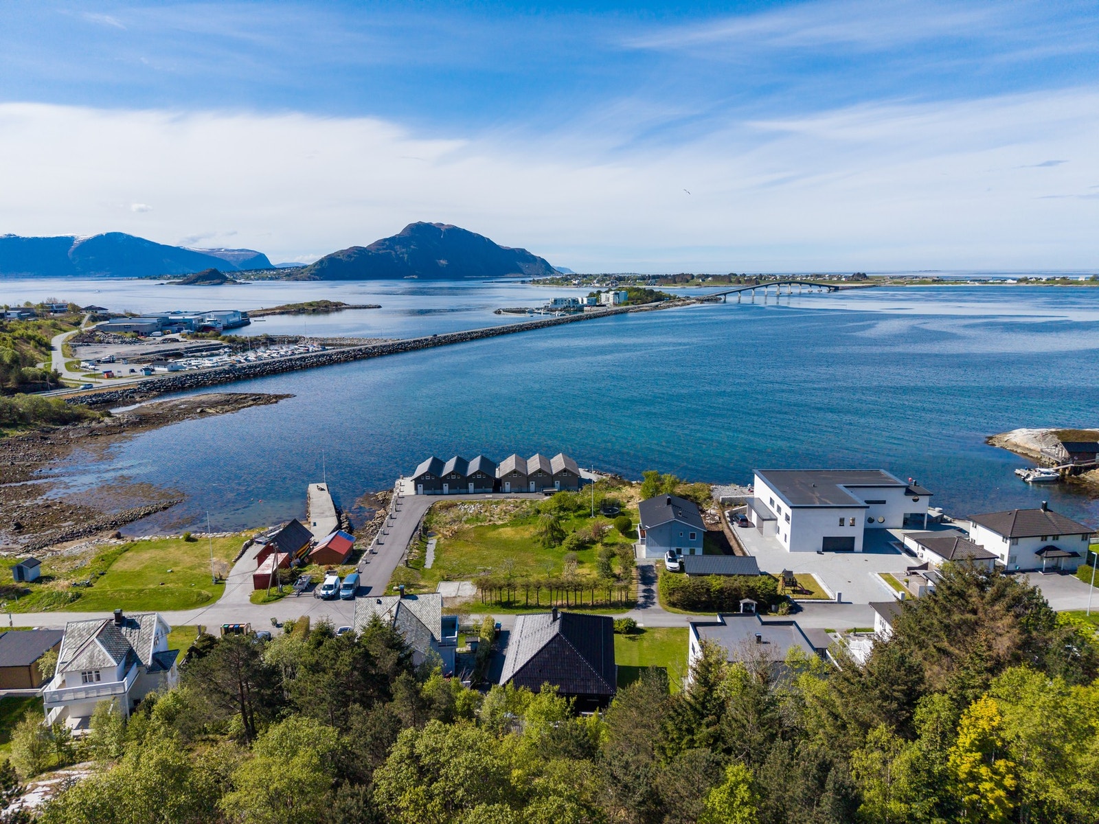 Dronebilde med utsikt mot Giske og Godøya. Galleribilde