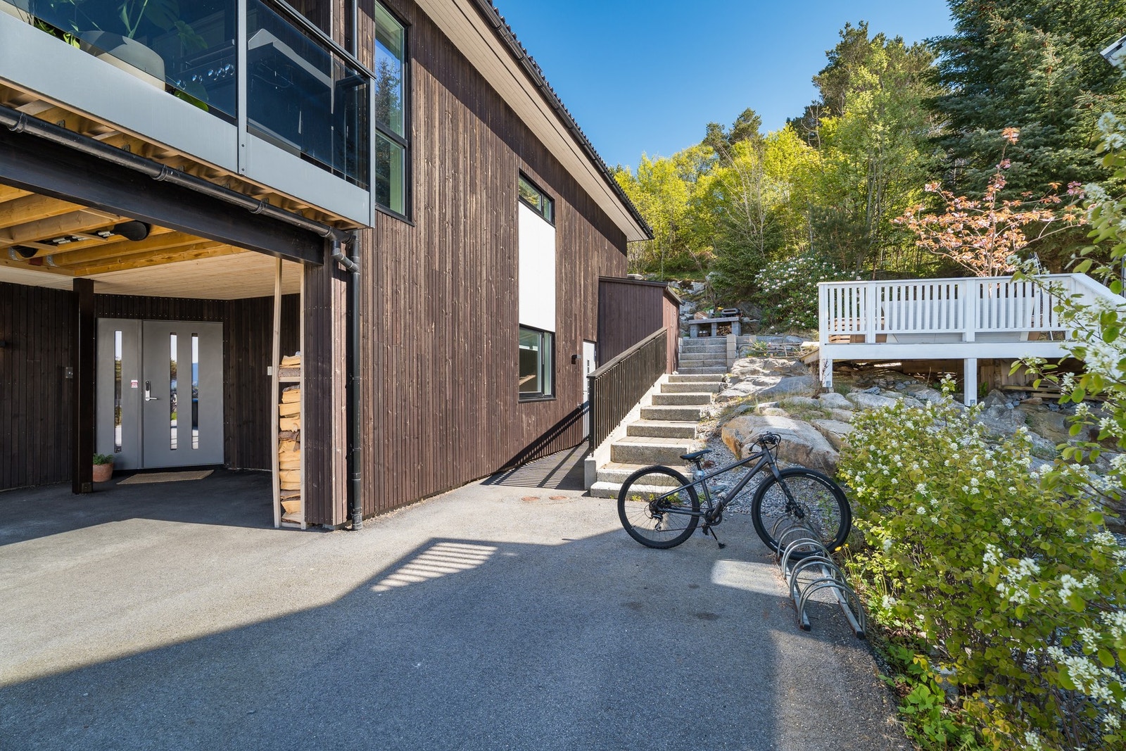 På sørsiden kan du skimte utgangsdøren fra teknisk rom/ bod og her er det steintrapp til skjermet uteområde mot øst. Galleribilde