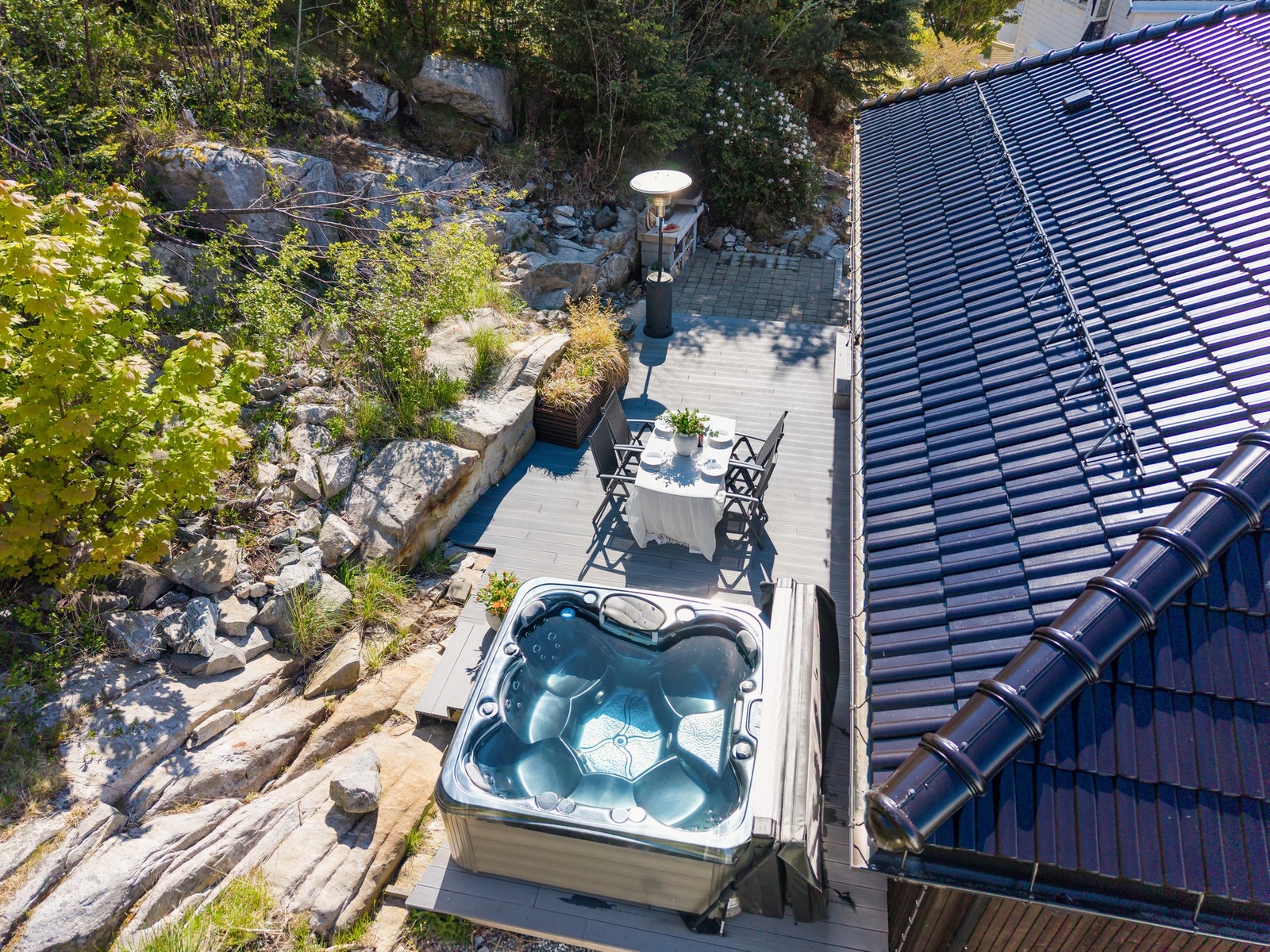 Her får du en nærmere titt på yttertaket som for øvrig har Koramic Modula glasert takstein. Og ikke minst terrassen hvor du for eksempel kan nyte en god frokost. Galleribilde